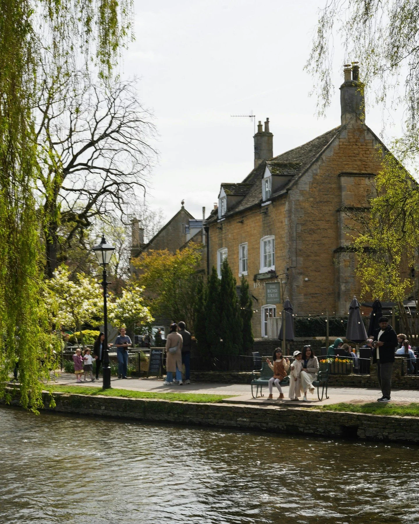 Postcard stuff 📍☀️
Bourton looking its absolute best.
Days like this were made for slow strolls and pub stops&hellip;

#bourtononthewater #cotswolds #summerdays