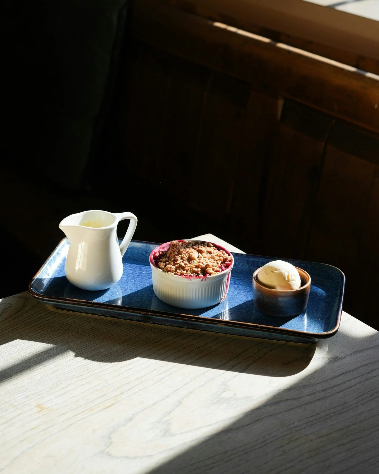Crumble season? We think it&rsquo;s all year round 🍓🍏

Served warm with your choice of custard, ice cream, or both, because life&rsquo;s too short to choose.

#countrypub #thecotswolds #cotswoldfood