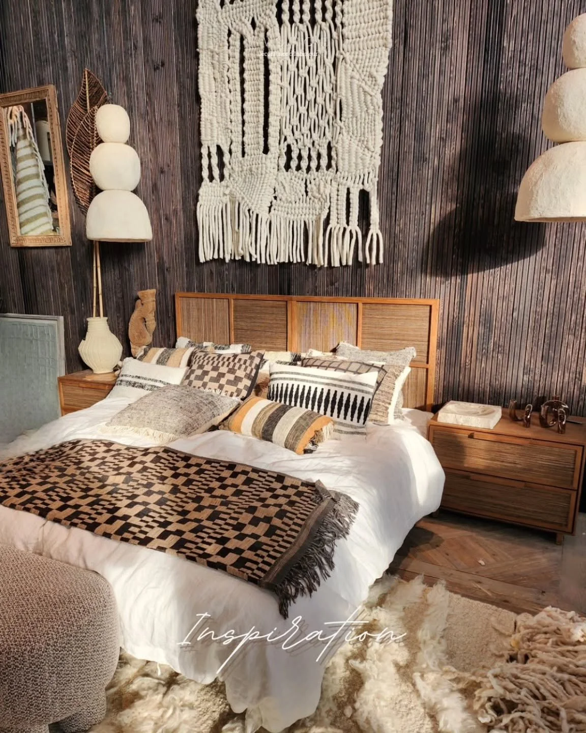 ✨️ Inspiration &mdash; Photo prise &agrave; Maisons &amp; Objet, janvier 2024 ✨

 Une chambre o&ugrave; les mati&egrave;res parlent d&rsquo;elles-m&ecirc;mes : bois tress&eacute;, macram&eacute; sculptural, coussins graphiques et tapis textur&eacute;