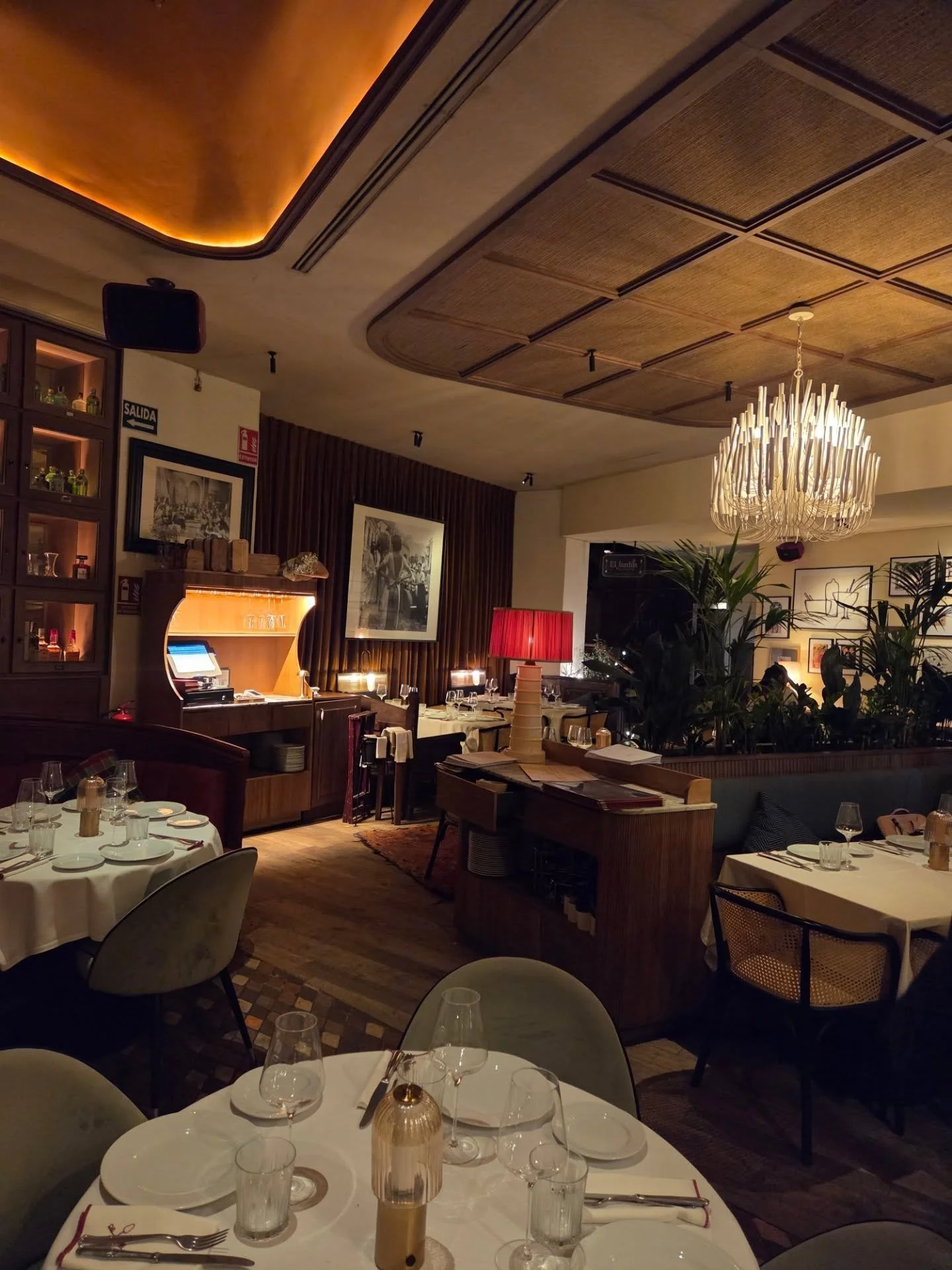 ✨️ Cam&eacute;ra Rolls de mars ✨️

&bull; Bistro La Fonda
&bull; R&eacute;union de chantier pour le projet Chamber&iacute;
&bull; Lounge &agrave; l&rsquo;a&eacute;roport de Porto
&bull; Visite de Porto
&bull; Travailler de partout (team bureau nomade