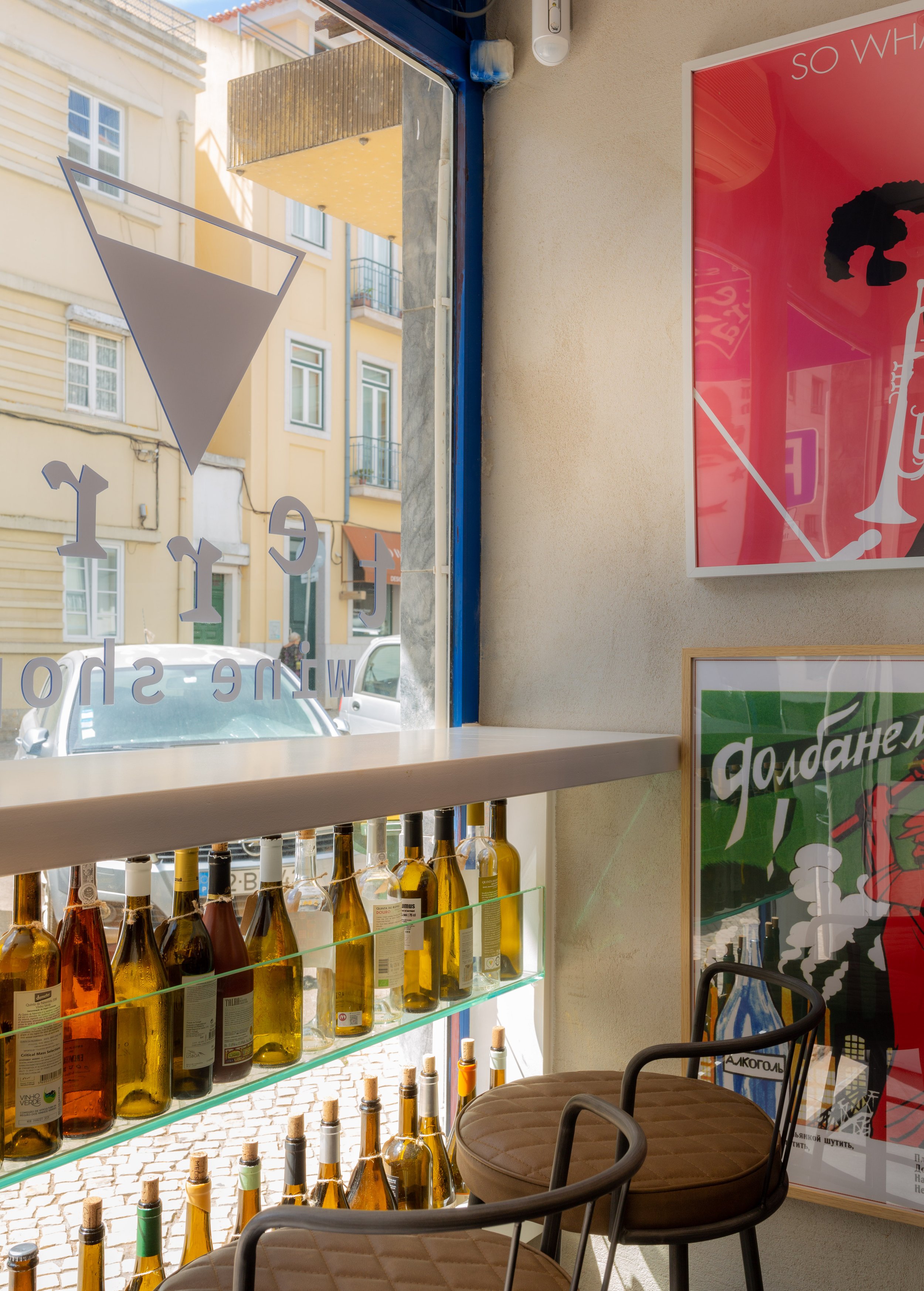 Loja de vinhos contemporânea em Campo de Ourique com conceito disruptivo e exposição estratégica de produto.