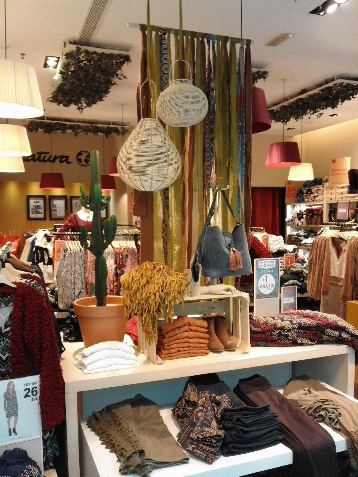 montra-interior-destaque-loja-visual-merchandising-natura-moda