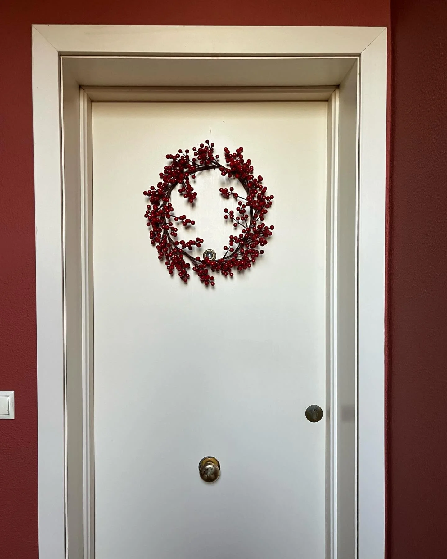 J&aacute; estamos a decorar a casa. 🎄
Vermelho e frutos para abund&acirc;ncia, simples e intencional.

Porque n&atilde;o trazer o design intencional para o Natal? sem ser s&oacute; tirar tudo igual do ano passado e repetir o esquema. Somos diferente