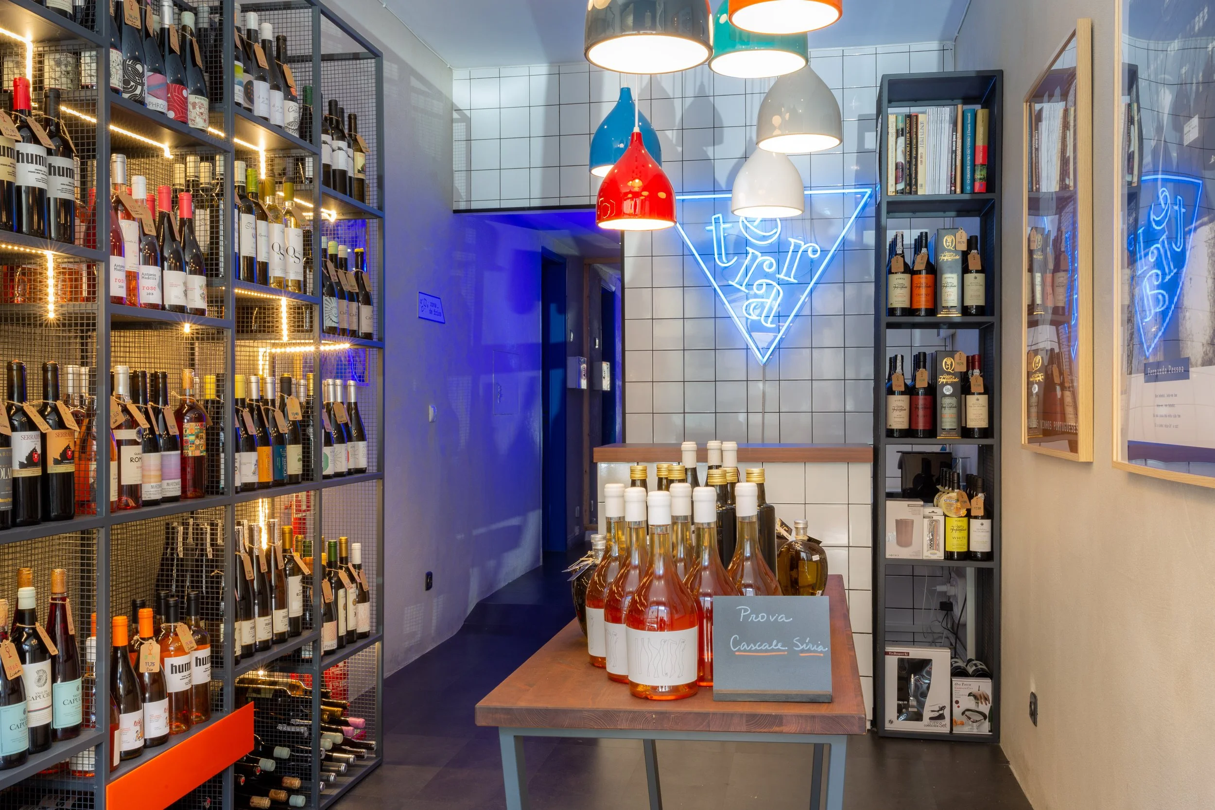 Projeto de design de loja em Lisboa com conceito contemporâneo para wine shop em Campo de Ourique.
