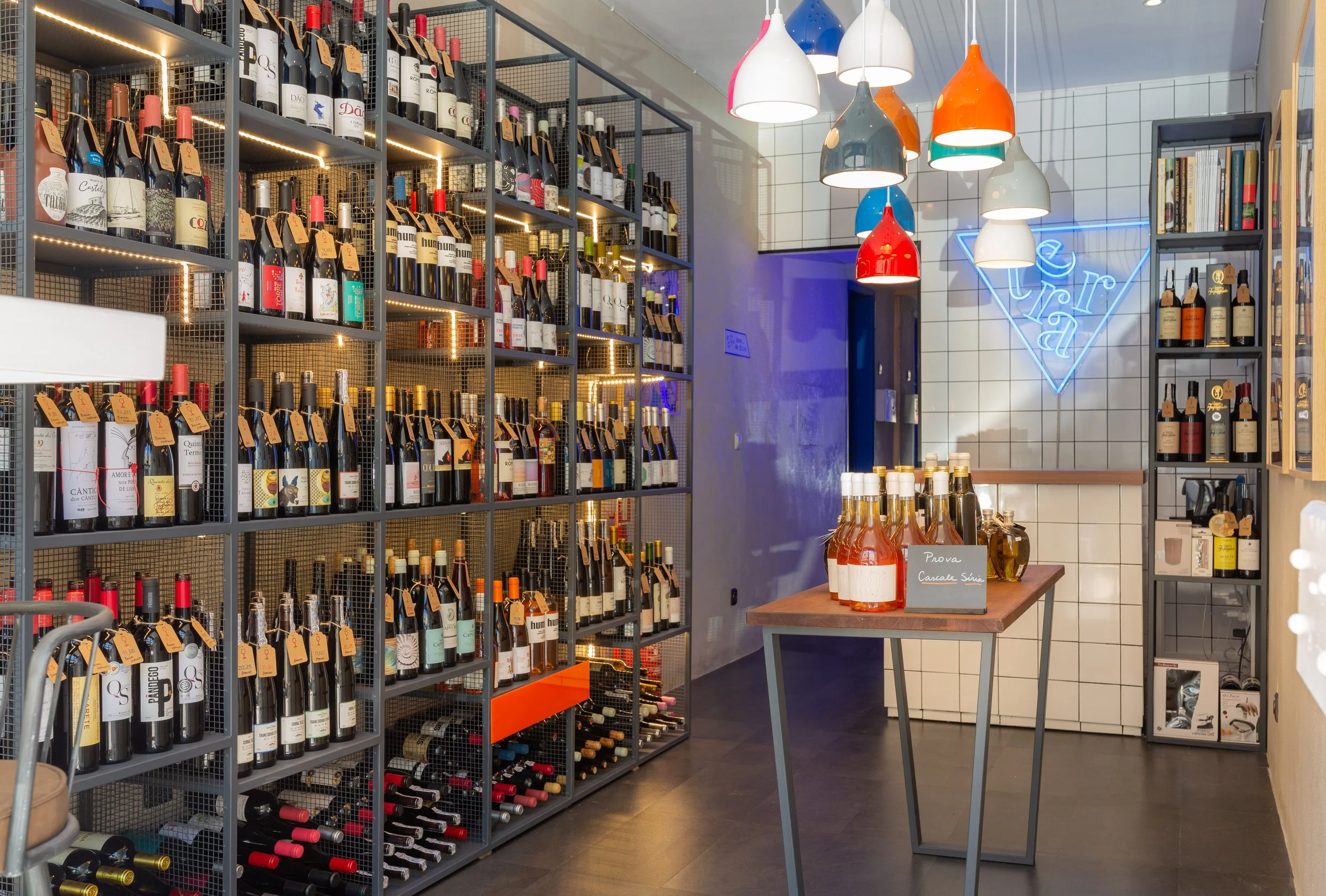 Loja conceptual de vinhos naturais em Lisboa com design contemporâneo e referências culturais portuguesas.