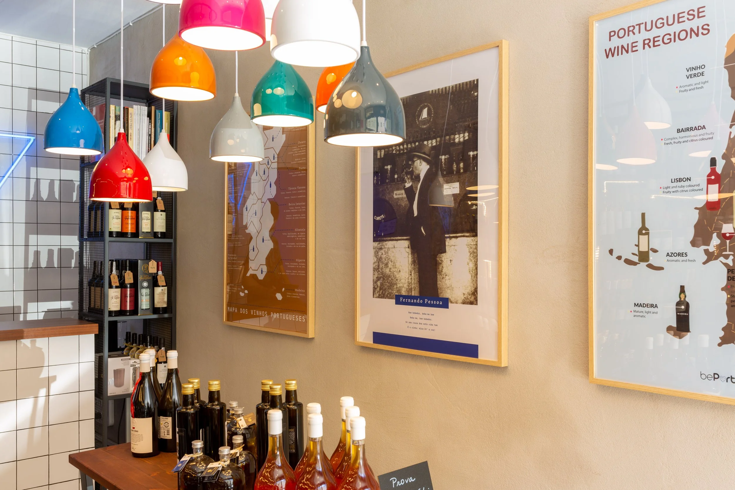 Visual merchandising para loja de vinhos em Lisboa com navegação intuitiva, display segmentado e experiência sensorial.