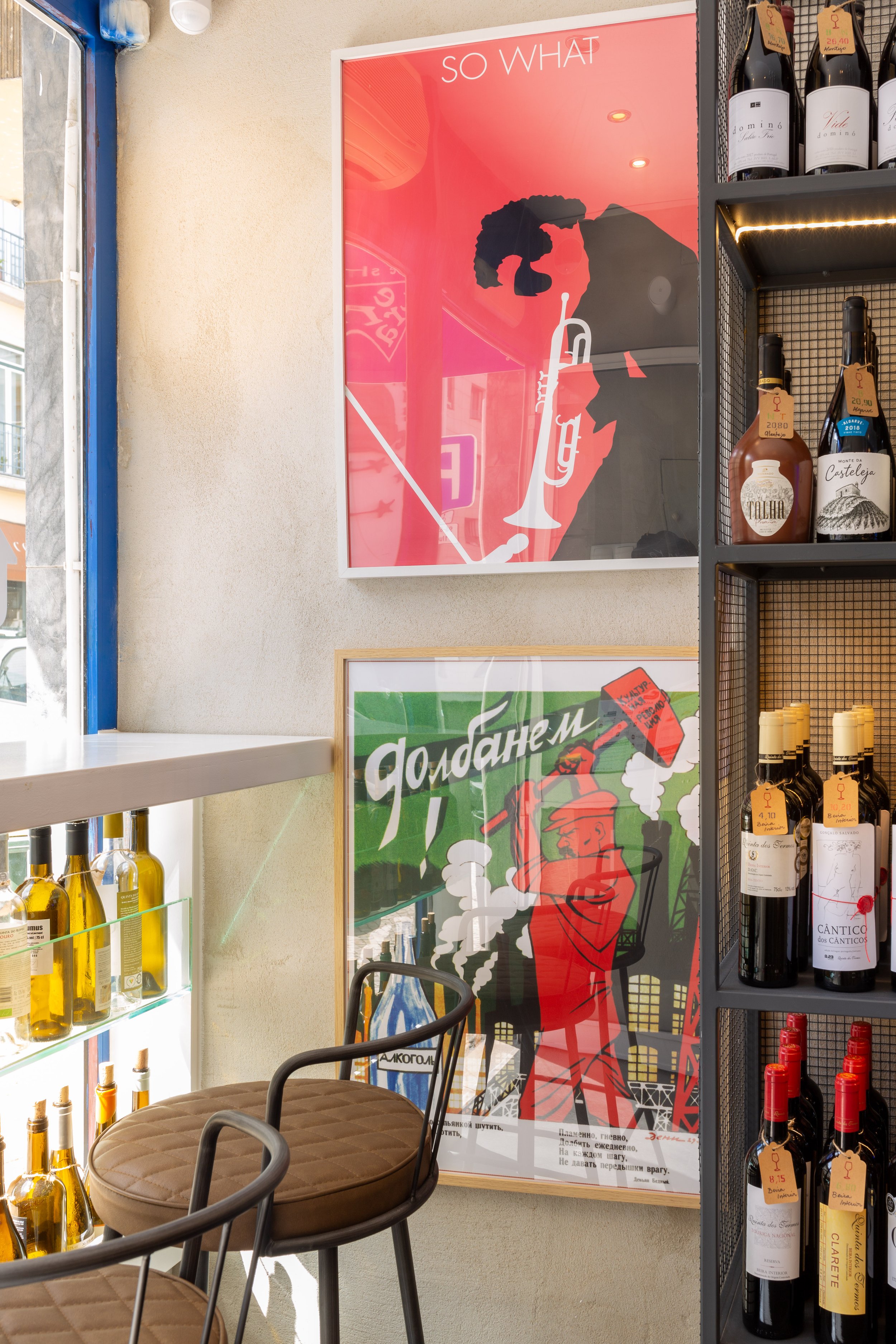 Projeto de interiores comerciais em Lisboa com visual merchandising estratégico para loja de vinhos artesanais.