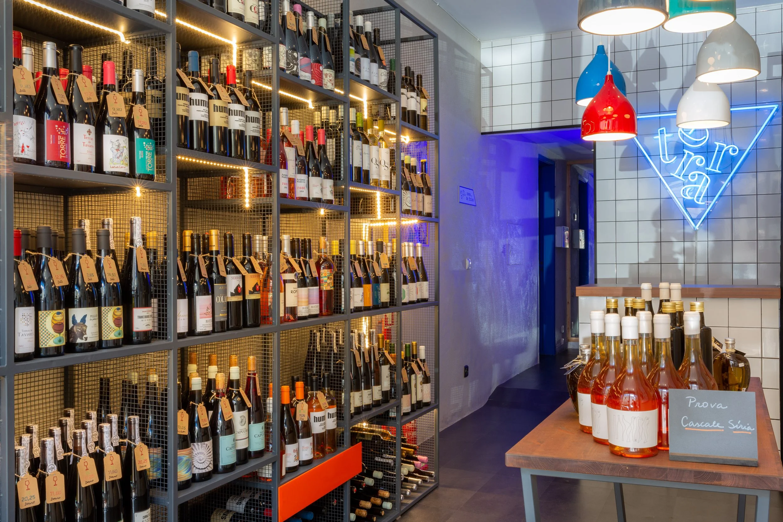 Remodelação de espaço comercial em Lisboa transformado numa loja de vinhos moderna e diferenciadora.