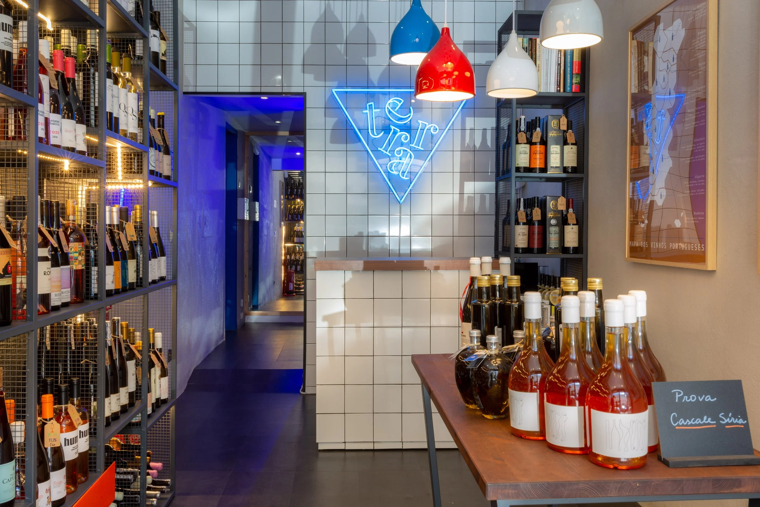 Retail design para wine shop em Campo de Ourique com identidade visual contemporânea e ambiente sofisticado.