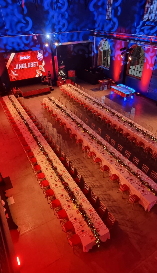 Vegetação vermelha grinaldas verdes decoração Natal corporativo