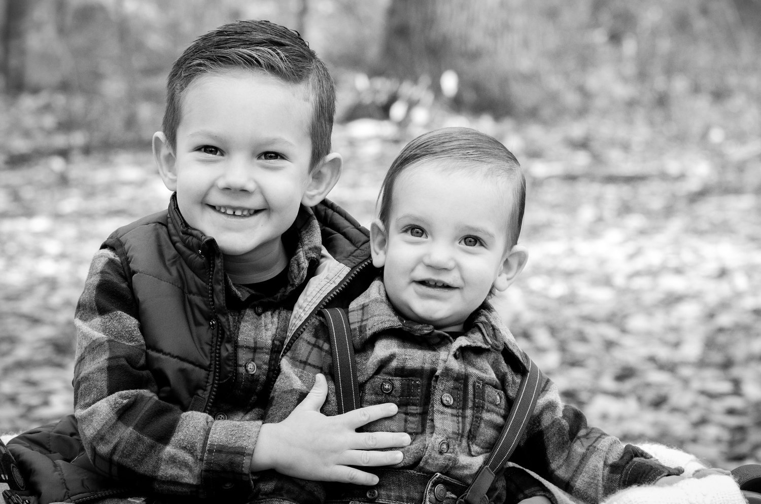 children-portrait-photography-monaco-brothers-siblings-bw.jpg