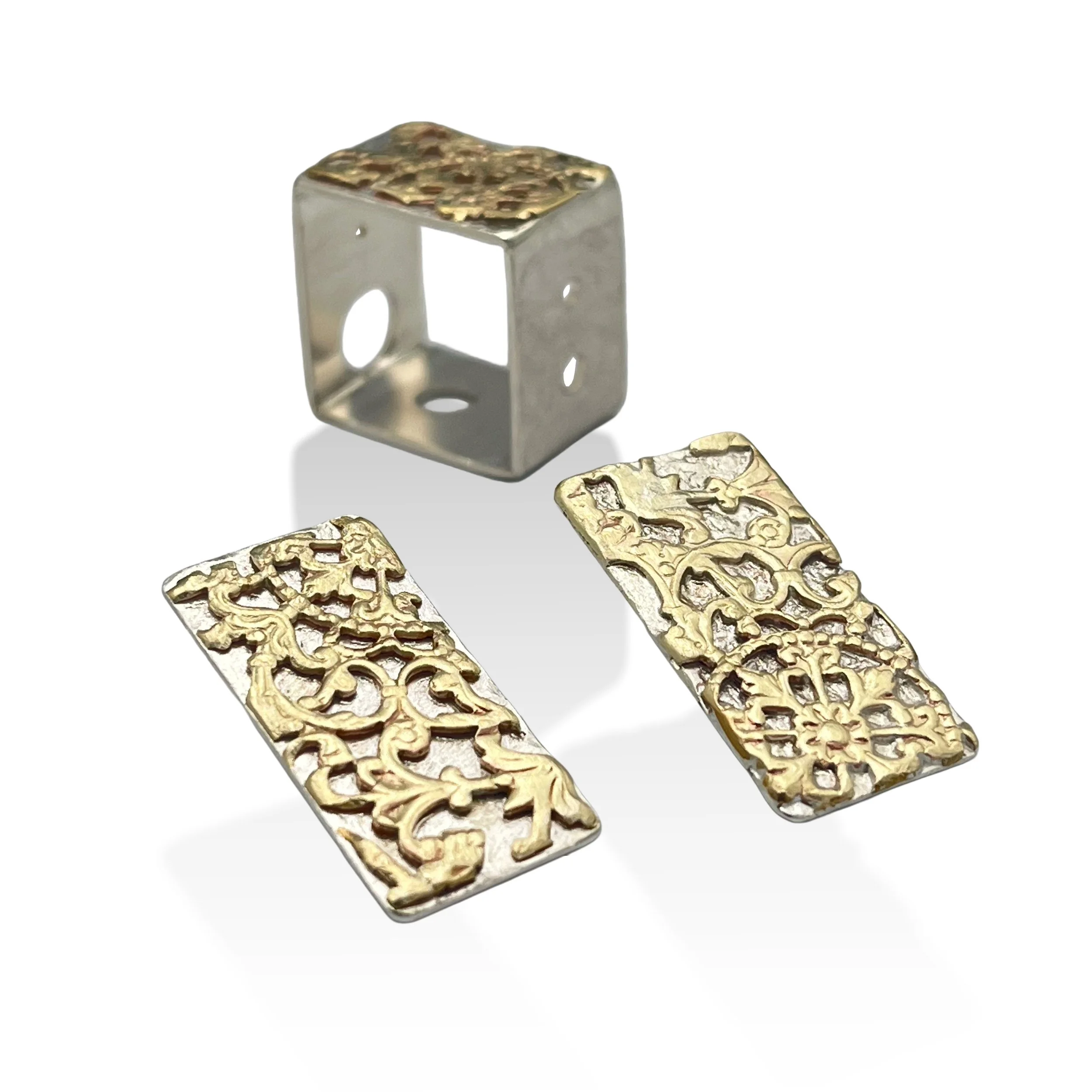 Old bronze earrings 01.jpg