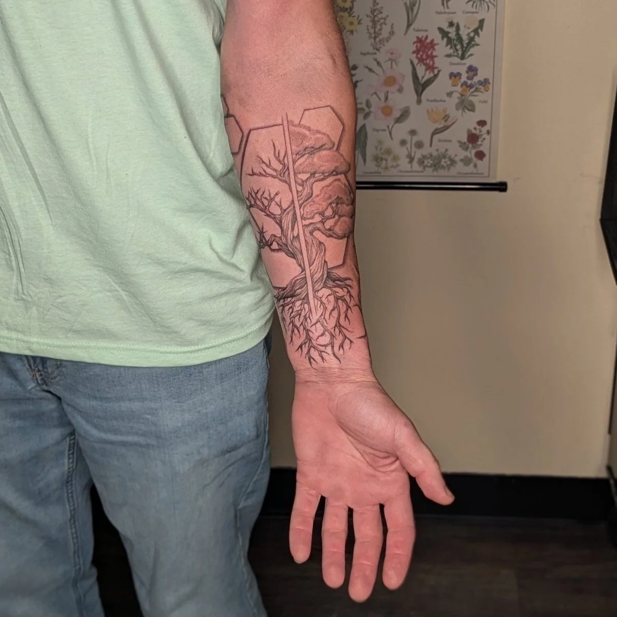 Rooted in detail ✂️
This tattoo was done by tattoo artist Tessa (@tattoosbytessa) at Burned Hearts Tattoo in Columbus, Ohio.
#tessatattoo #blackgraytattoo #blacktattoo #graytattoo #sleevetattoo tattoo tattooartist tattoooftheday columbustattoo ohiota