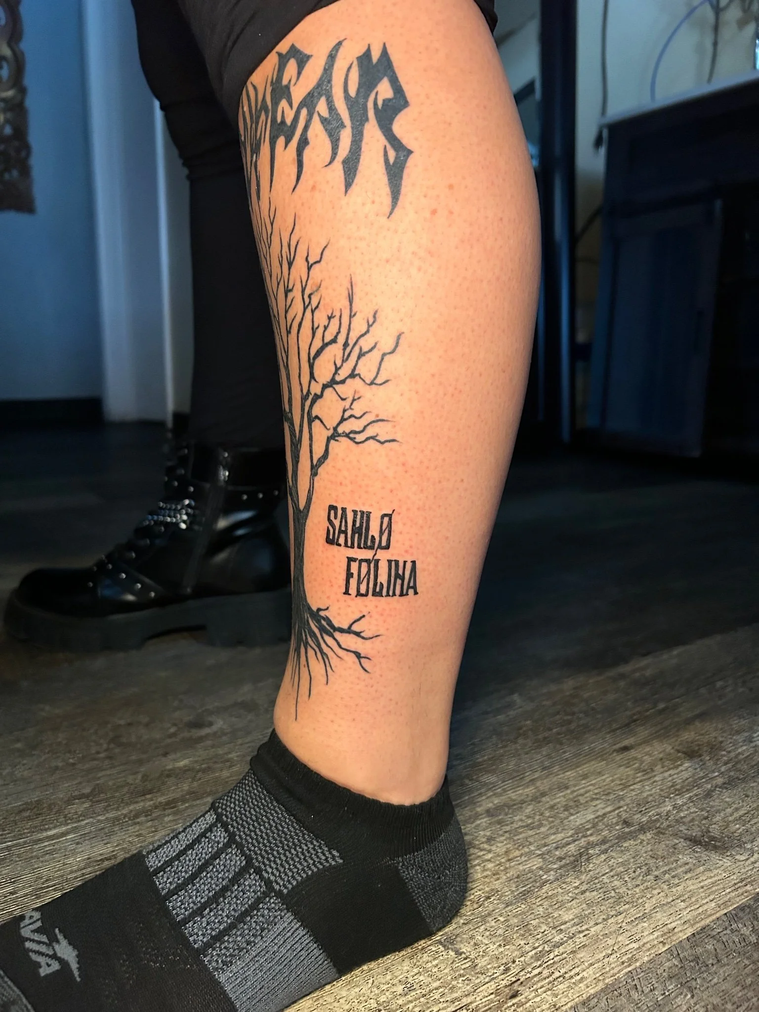 2026-10-18_TJ_BlackGray_Fresh_Lettering.jpg