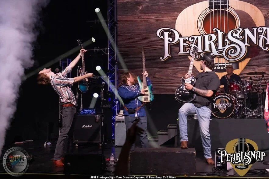Cold drinks, great music, and an amazing crowd&mdash;what more could we ask for? 🍻🎶 Thank you to @jpmphotographyydc for these iconic photos! 

#countrymusic #countryband #localmusic