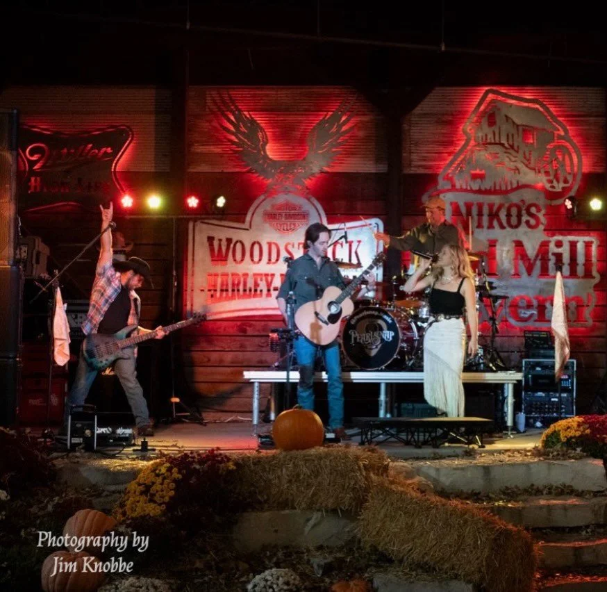 Cold drinks, great music, and an amazing crowd&mdash;what more could we ask for? 🍻🎶 Thank you to @jimob1knobbe for these iconic photos! 

#countrymusic #countryband #localmusic