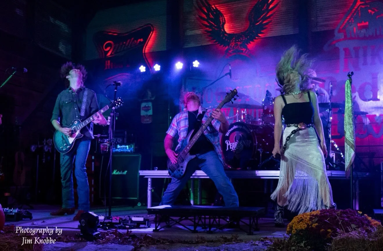 Proof we understood the assignment! 🤩 Shoutout to @jimob1knobbe for these amazing photos! 🤞🏻

#countryband #livemusic #countrymusic