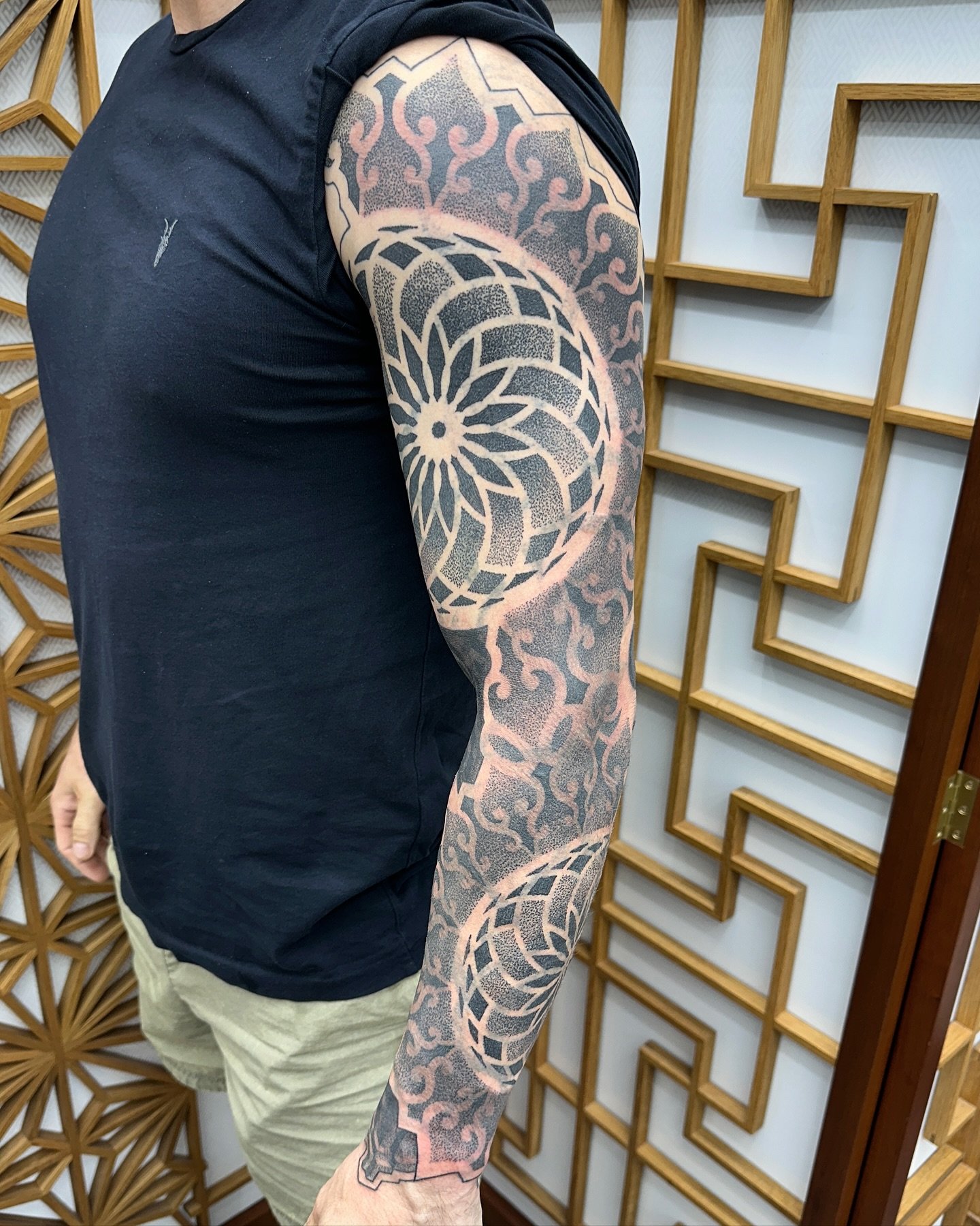 Dotwork sleeve cover-up over old tribal sleeve that had been partially laser removed.

(We used the laser on some of the gaps at the end of the last session so looking a bit red and angry in areas)

Thanks to Luke for travelling all the way from Colc