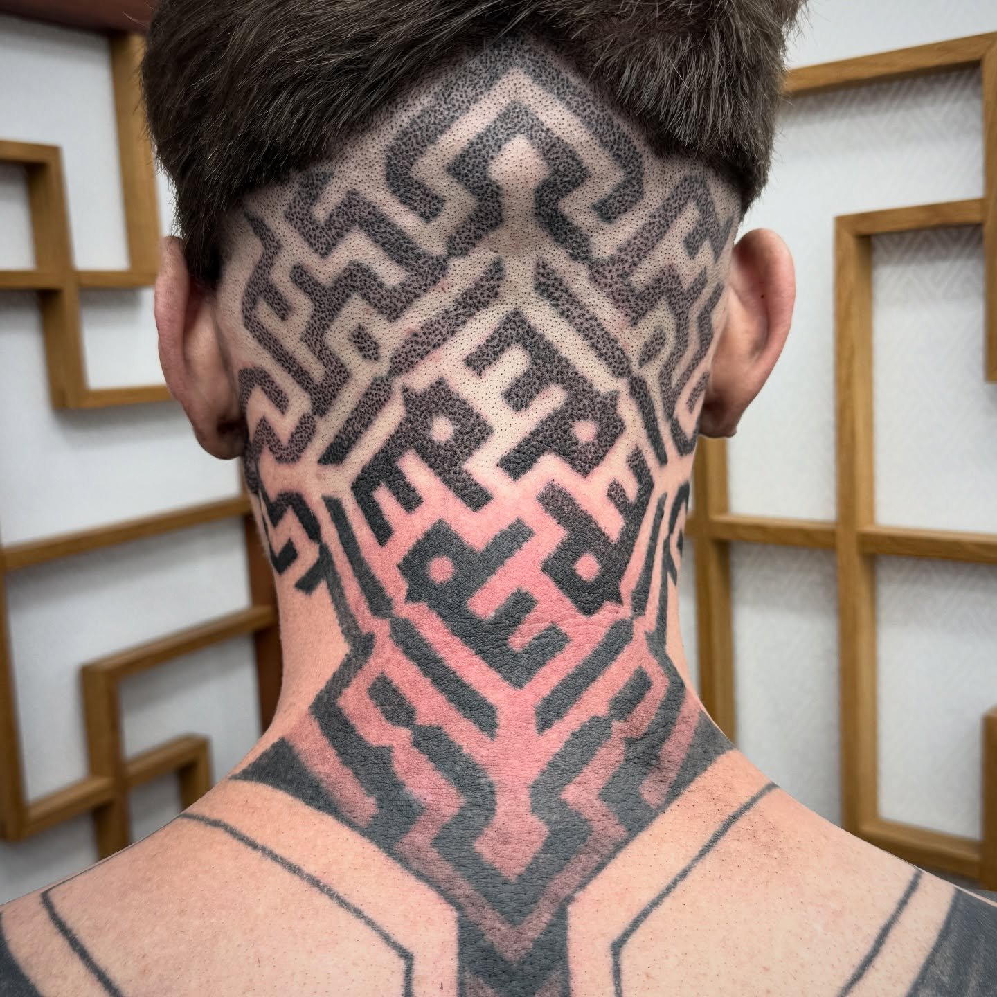 Filled in this pattern I outlined a couple of years ago on Sam today. He travelled all the way from Bournemouth to Newcastle with no money to get this done 💸

PAYMENT PLANS POSSIBLE 
BOOKINGS AVAILABLE 

Impermanence Tatu
185 Prince Edward Rd

www.i