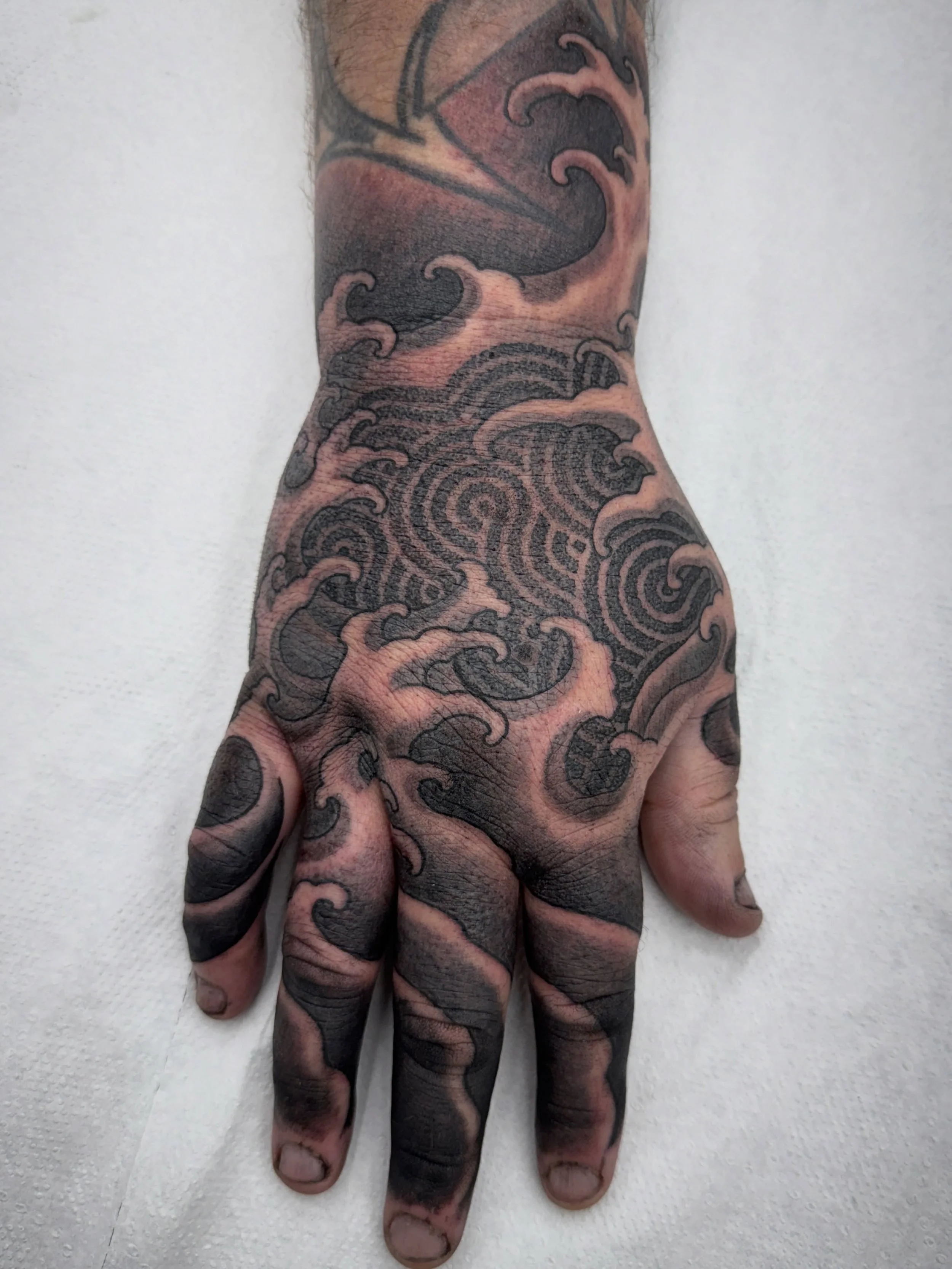 Gary&rsquo;s hand is always waving!
We got this done in 5 hours and he took the fingers like a champ!

As always bookings available 7 days a week,
Call/Txt: 07464391178 or book yourself in online&hellip;
www.impermanence-tatu.co.uk
&mdash;&mdash;&mda