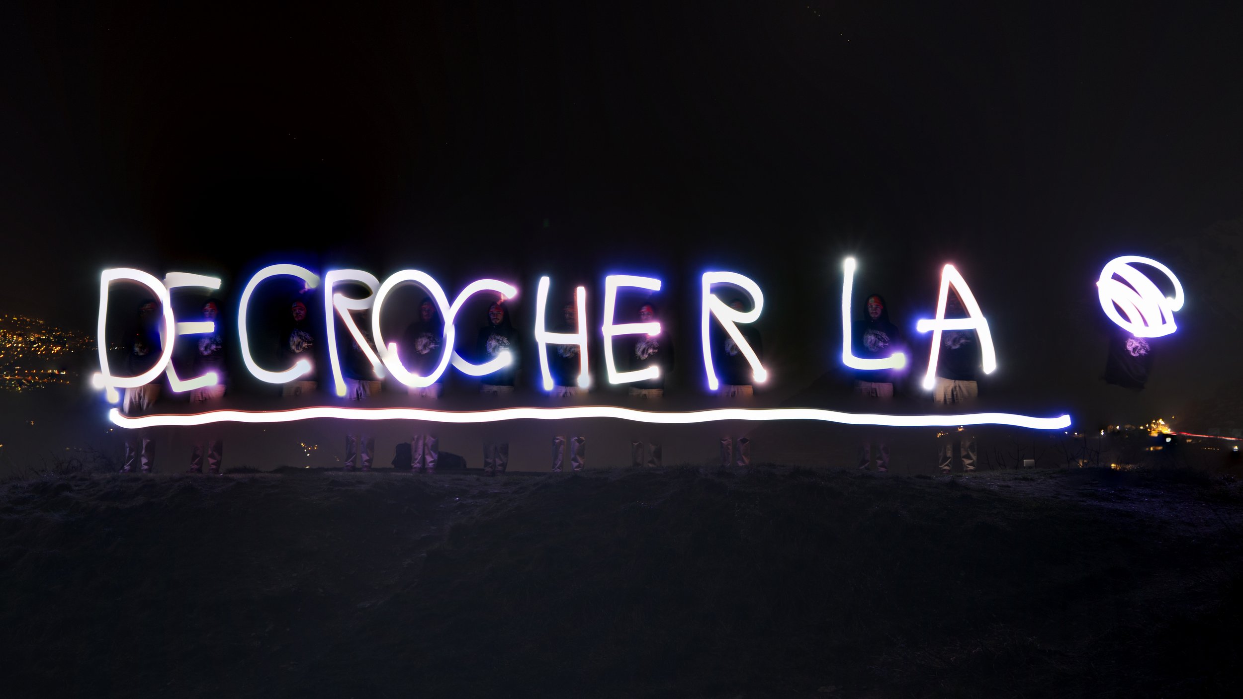 14 Images ont été empilées et modifiées pour créer ce lettrage lumineux