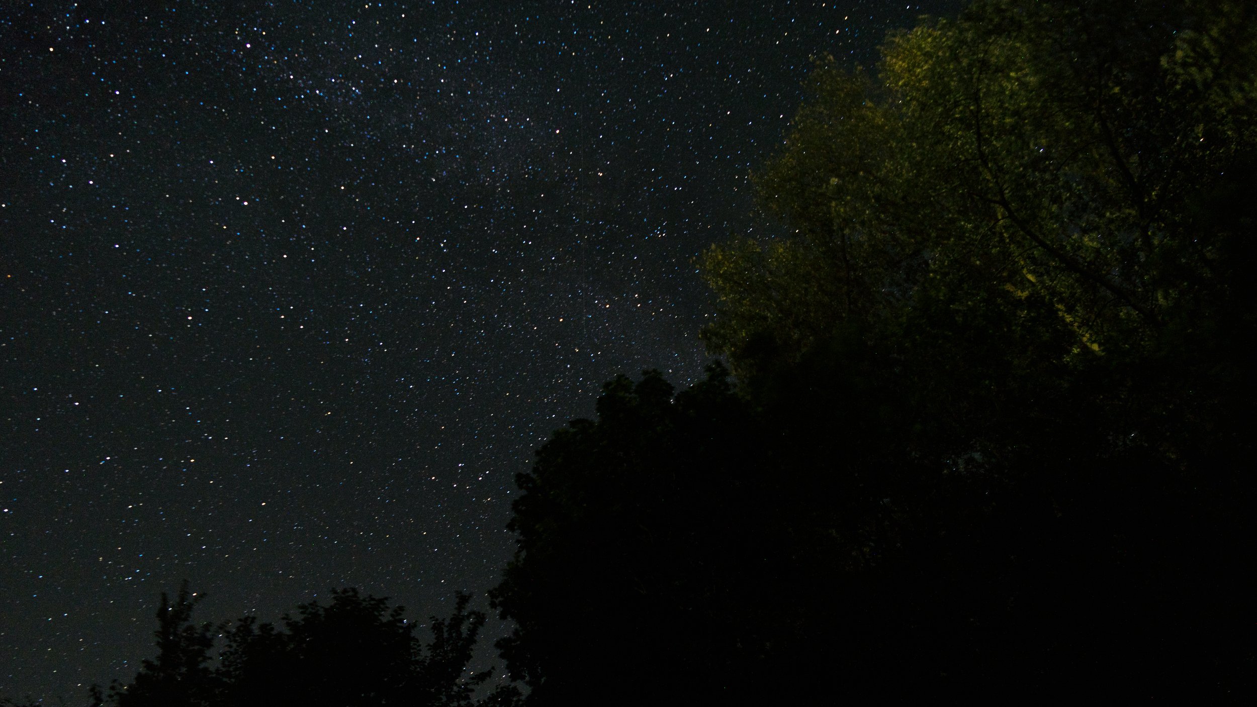 Pour cette image et globalement pour toute image de ciel nocturne il est nécessaire d’ouvrir le capteur longtemps pour capter le plus de lumière possible et faire sortir comme ici la voie lactée.