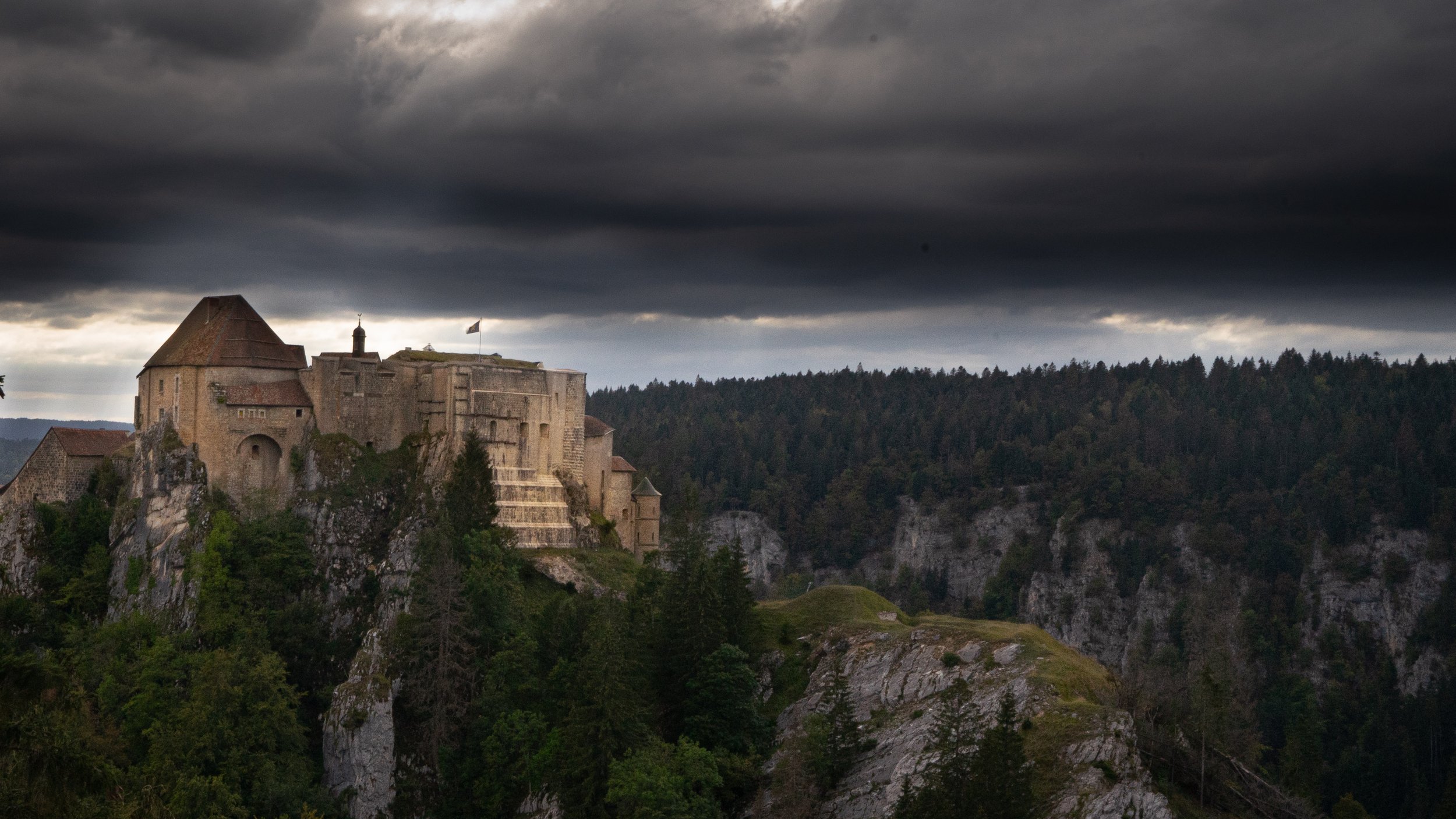 Pour cette image il y a d’abord le ciel puis le château mis au point, ensuite empilé sur Photoshop et modifié comme ci dessus