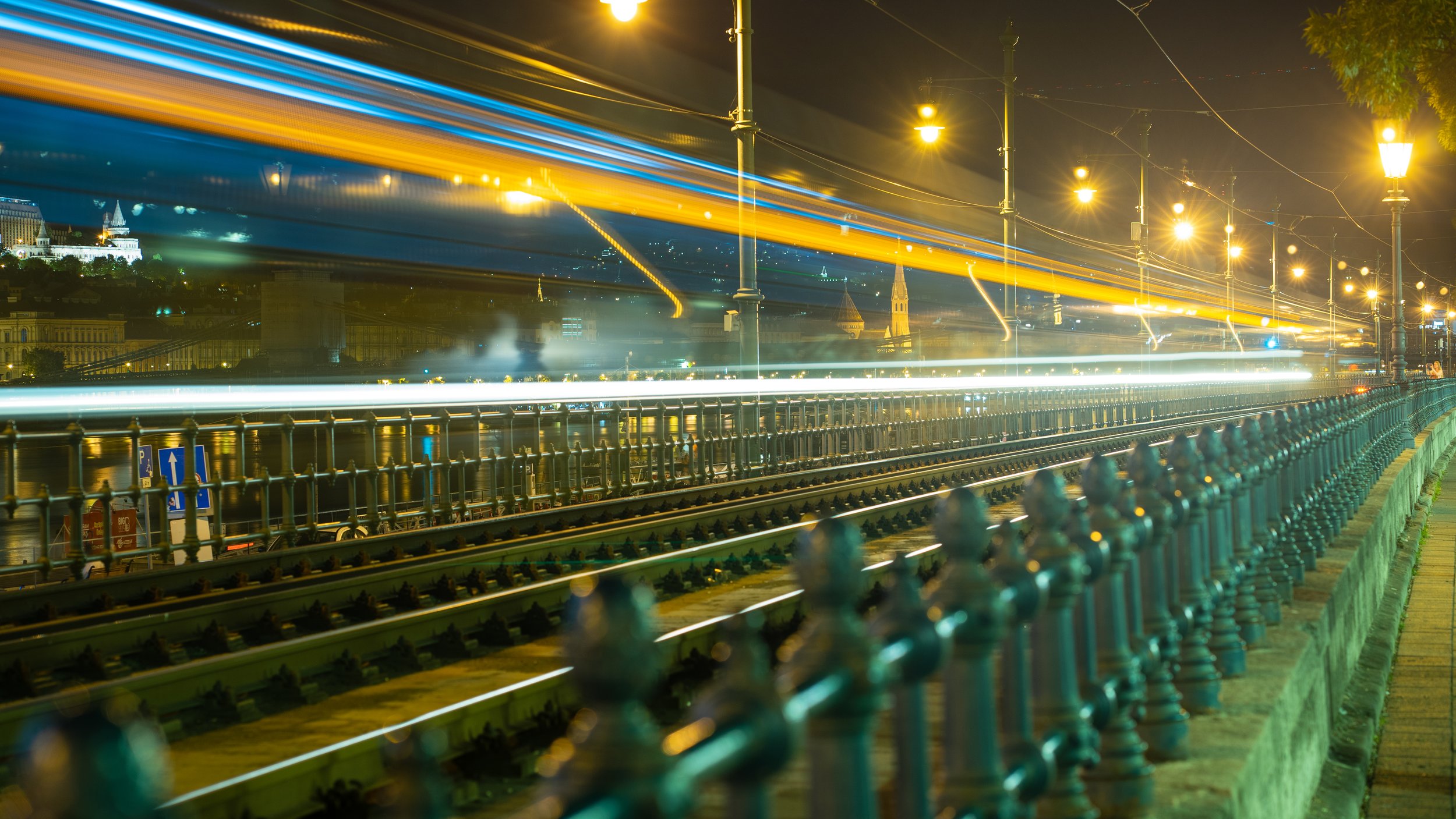 Ici un tram qui passait sur les voies a permis cette trainée lumineuse et cet effet fantomatique, j'en parle plus en détail sur la page consacrée a la longue pose.