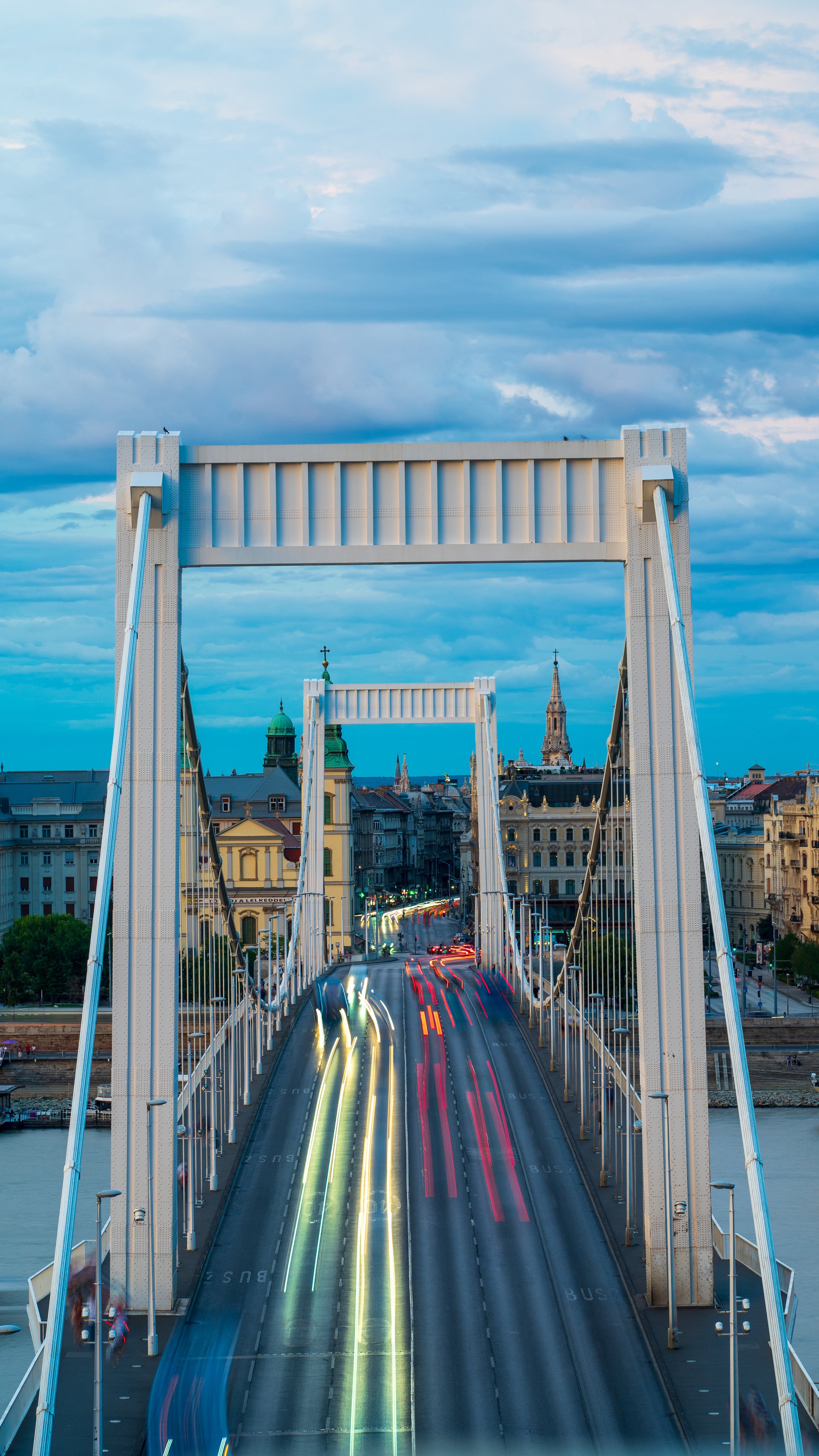 Ici un exemple de light painting créer par le mouvement des véhicules sur le pont, en journée un filtre ND est recommandé pour le light painting, cette photo est le résultat d’un temps de pose de 5 secondes a f8 sur un objectif 85mm