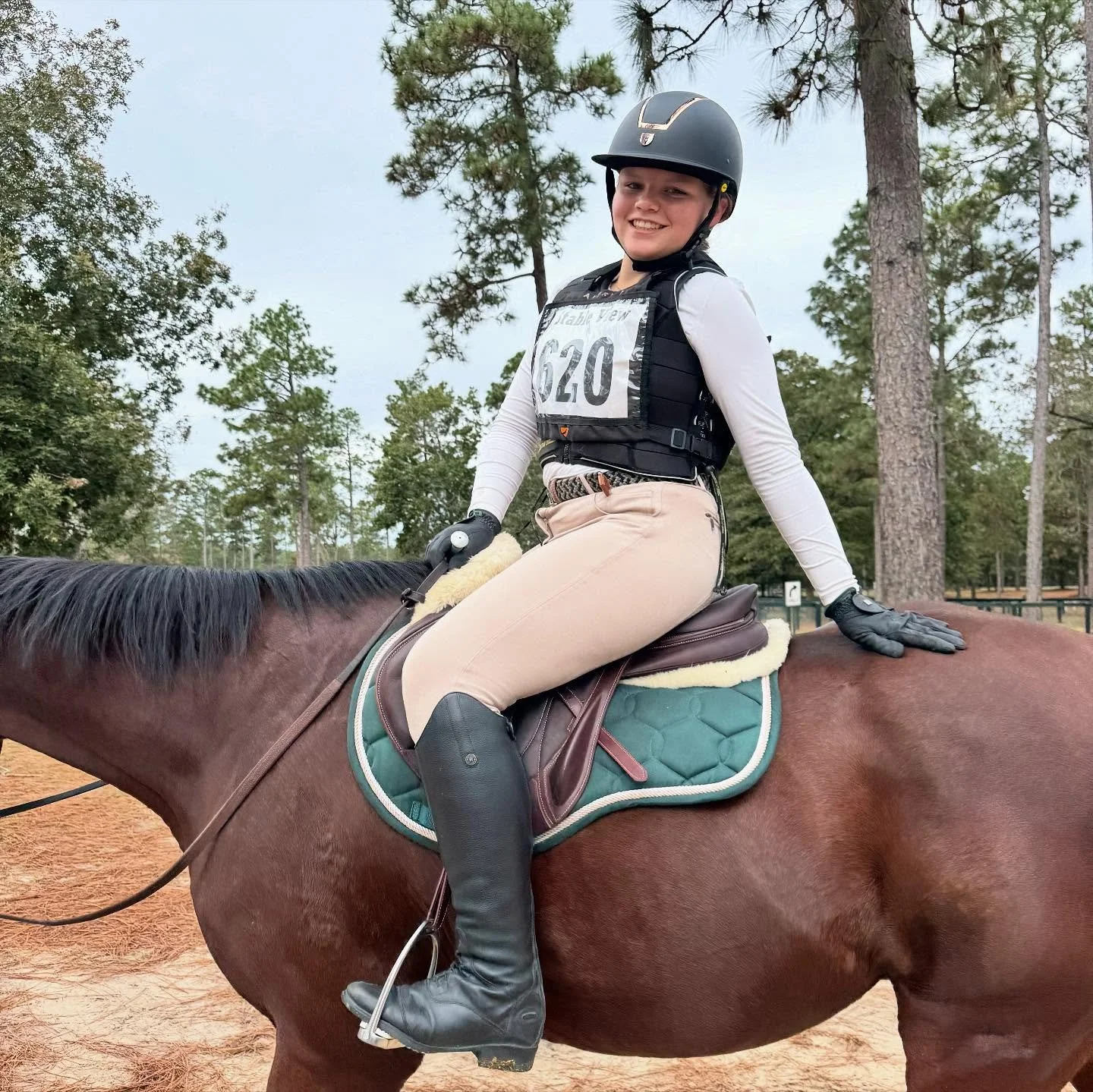 When you’re the trainer’s kid living your best life. On the fancy horse, in the fancy saddle, with the fancy vest and the fancy helmet. 🙄
#devoucoux #tipperary #devoucouxenara
@eva_devoucoux_carolinas @devoucoux_usa_can_official