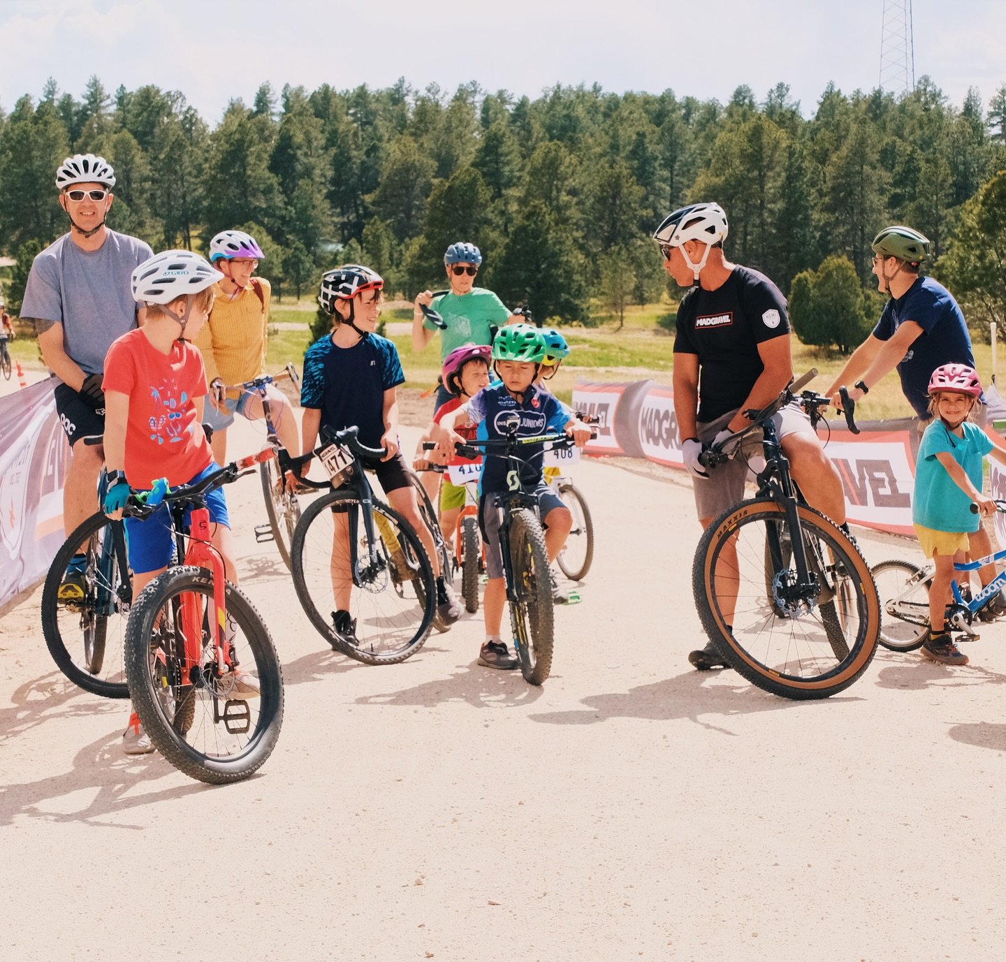 Beginning of the kids race and a chaotic scavenger hunt to finish it off🎁

@laufcycles @esigrips @bikesource_highlandsranch @bonk_breaker @chamoisbuttr @plattpark @dancingjaguarcoffee @envecomposites @naturalgrocerscycling @cosracing boyscoutsofamer