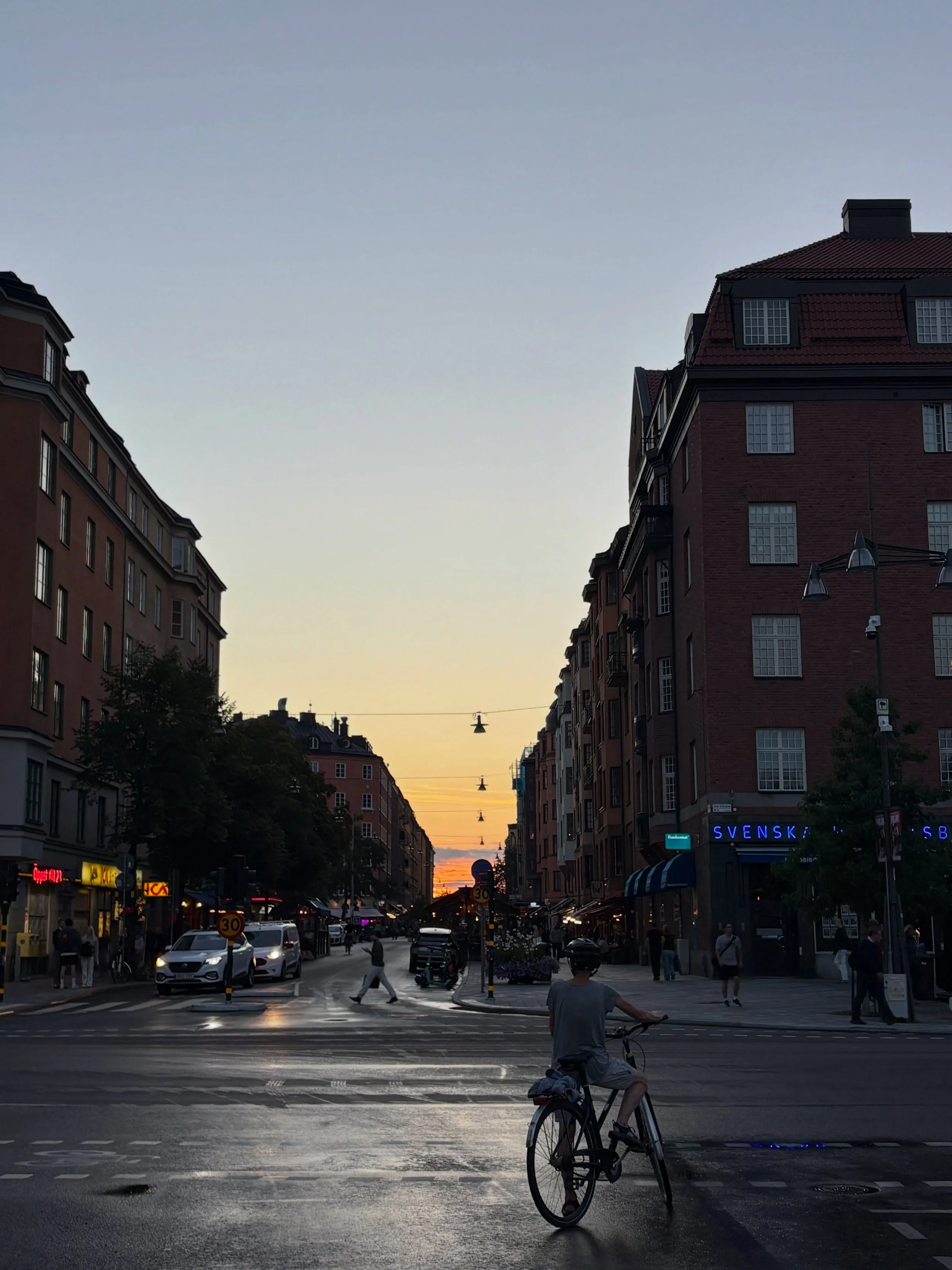The weeks of fall air, orange wine, close people, embarrassing stories from the past, good food, and the new Phoebe Bridgers album