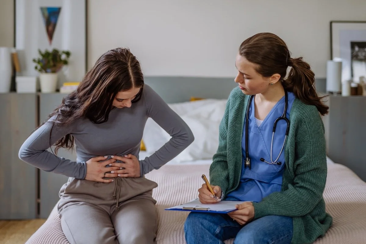 A girl describing her endometriosis symptoms to her doctor.