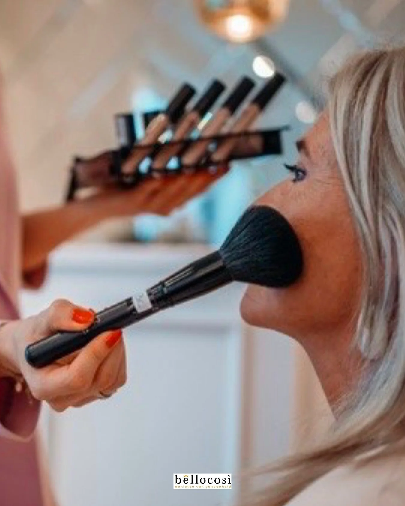 ✨ Kerst en nieuwjaar staan weer voor de deur ✨

Zoals elk jaar maquilleer ik met veel plezier voor al jullie feestmomenten! 🎄

Iedereen die met kerst of nieuwjaar nog voor een gelaat opstaat, krijgt de feestelijke touch-up makeup inbegrepen, zodat j