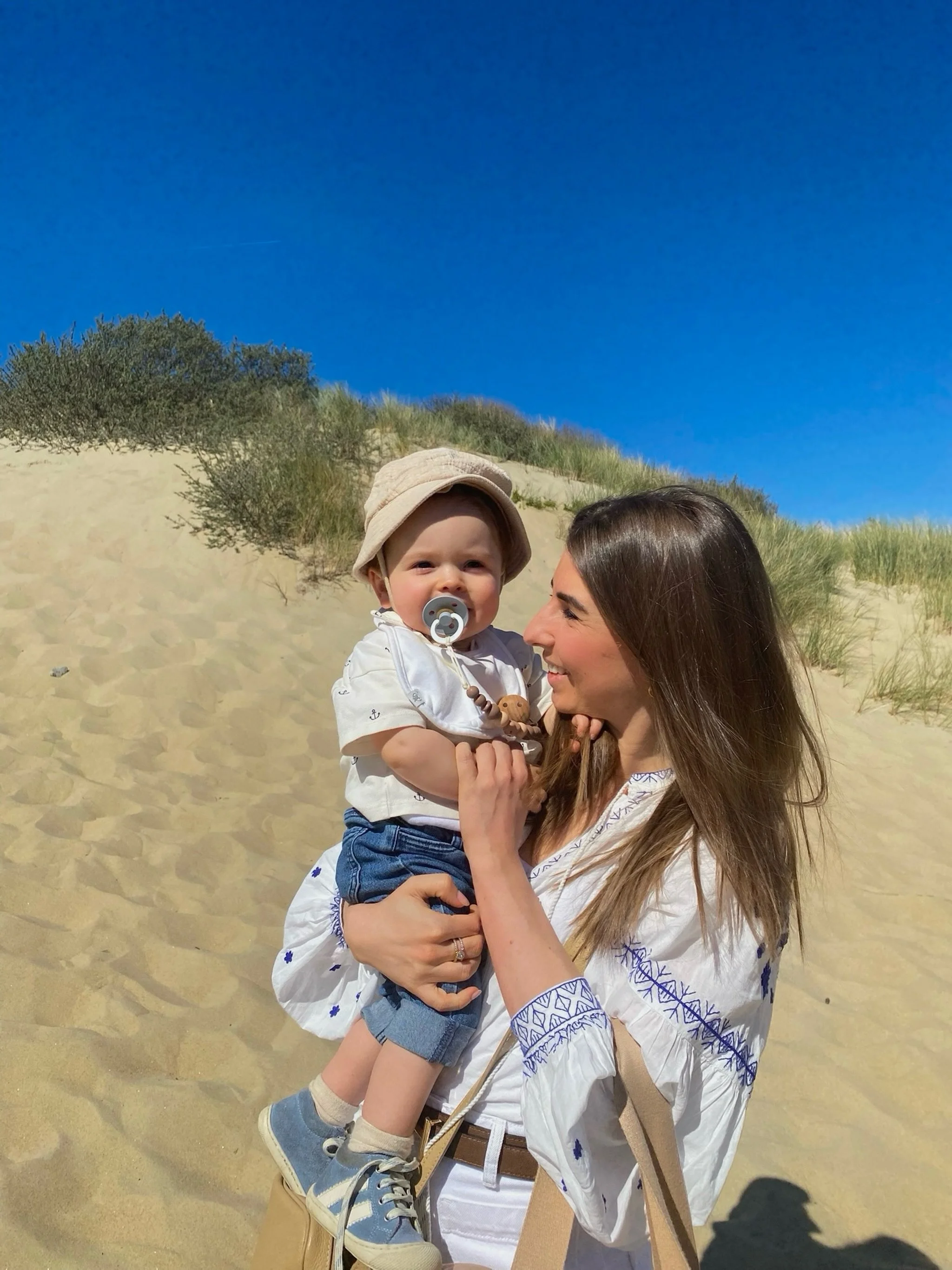 💐 Aan alle mama&rsquo;s, plusmama&rsquo;s, wensmama&rsquo;s, alleenstaande mama&rsquo;s, stiefmama&rsquo;s, pleegmama&rsquo;s, mama&rsquo;s met een sterrenkindje en mamafiguren&hellip;

Vandaag vieren we jullie liefde, kracht, warmte en eindeloze zo