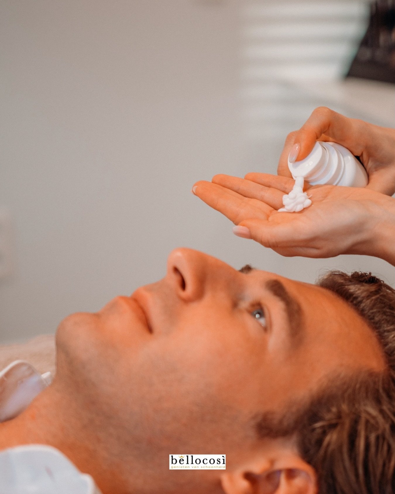 ✨ Vaderdag komt eraan!✨💁&zwj;♂️

Wist je dat de mannenhuid specifieke behoeften heeft? Door regelmatig scheren, een dikkere huidstructuur en dagelijkse blootstelling aan externe factoren heeft ook de mannenhuid baat bij een professionele gelaatsverz