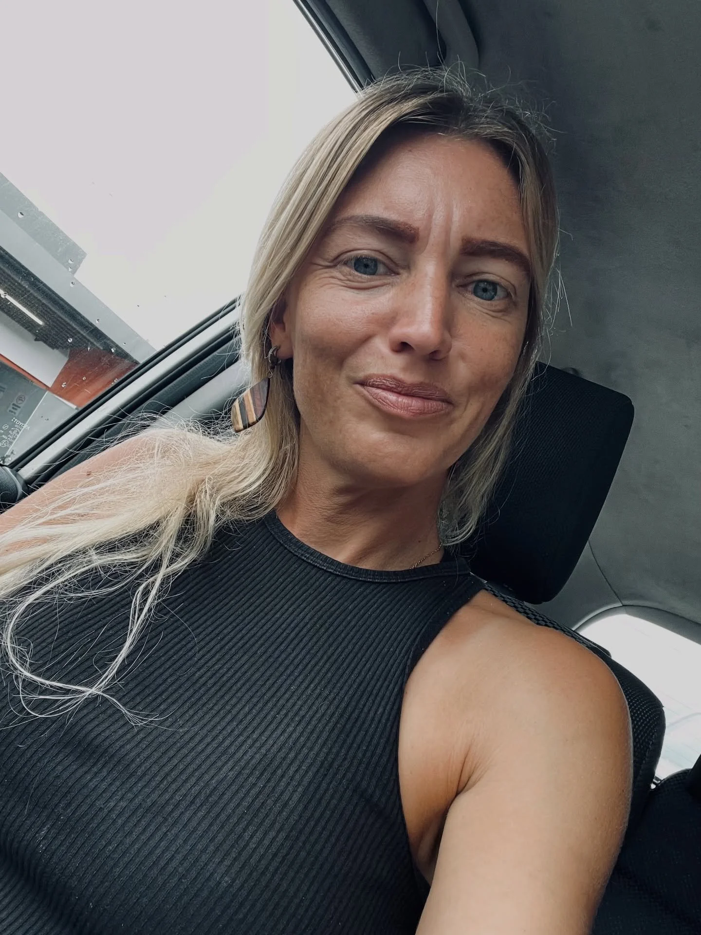 Little Wrap up of my November Highlights 💫

1. 2 years with my fave board coming to an unexpected end 🙈⚡️(always for the better tho😅)
2. Summer coming ☀️en casa
3. Most beautiful hike in a long time ⛰️
4. Gymnastic class for Miss Luna with @mareas