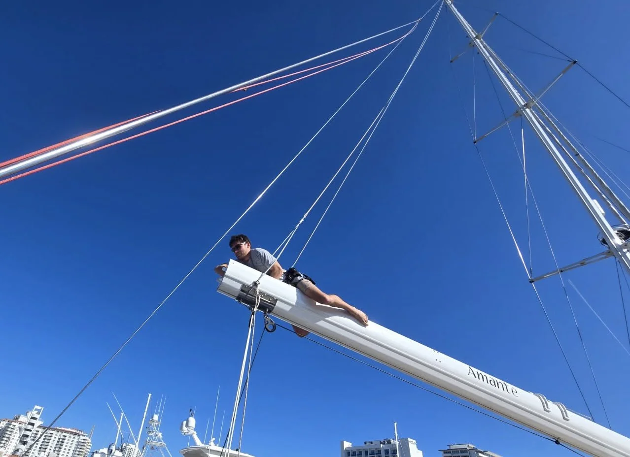 man rigging hylas 70 boom