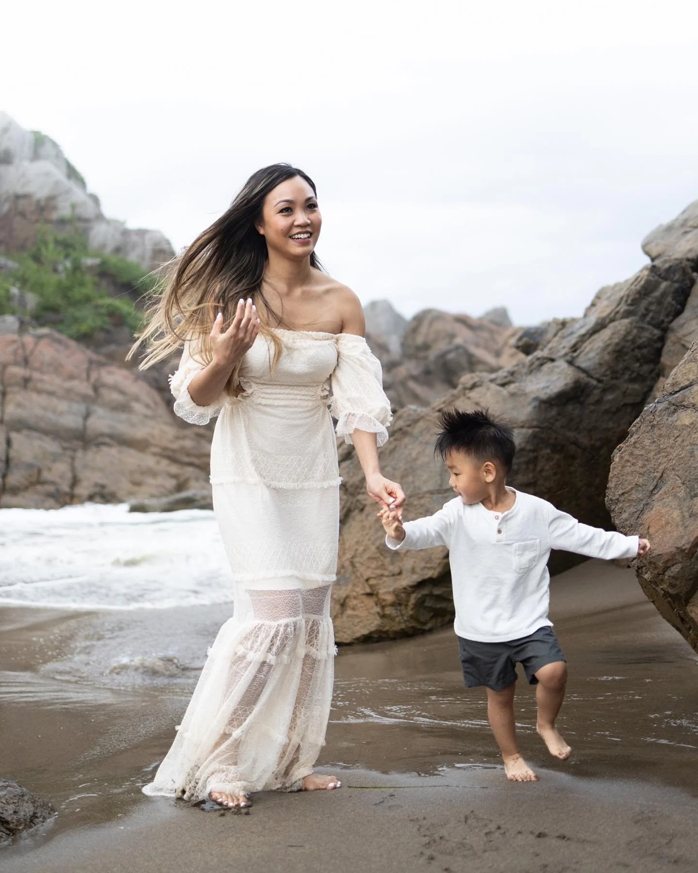 This sweet, playful family was so much fun to capture on the beach this weekend! 🥹🥹 🤍🤍I just love all the movement and natural shots we were able to get. Wishing them all the best on their next adventure in Korea!