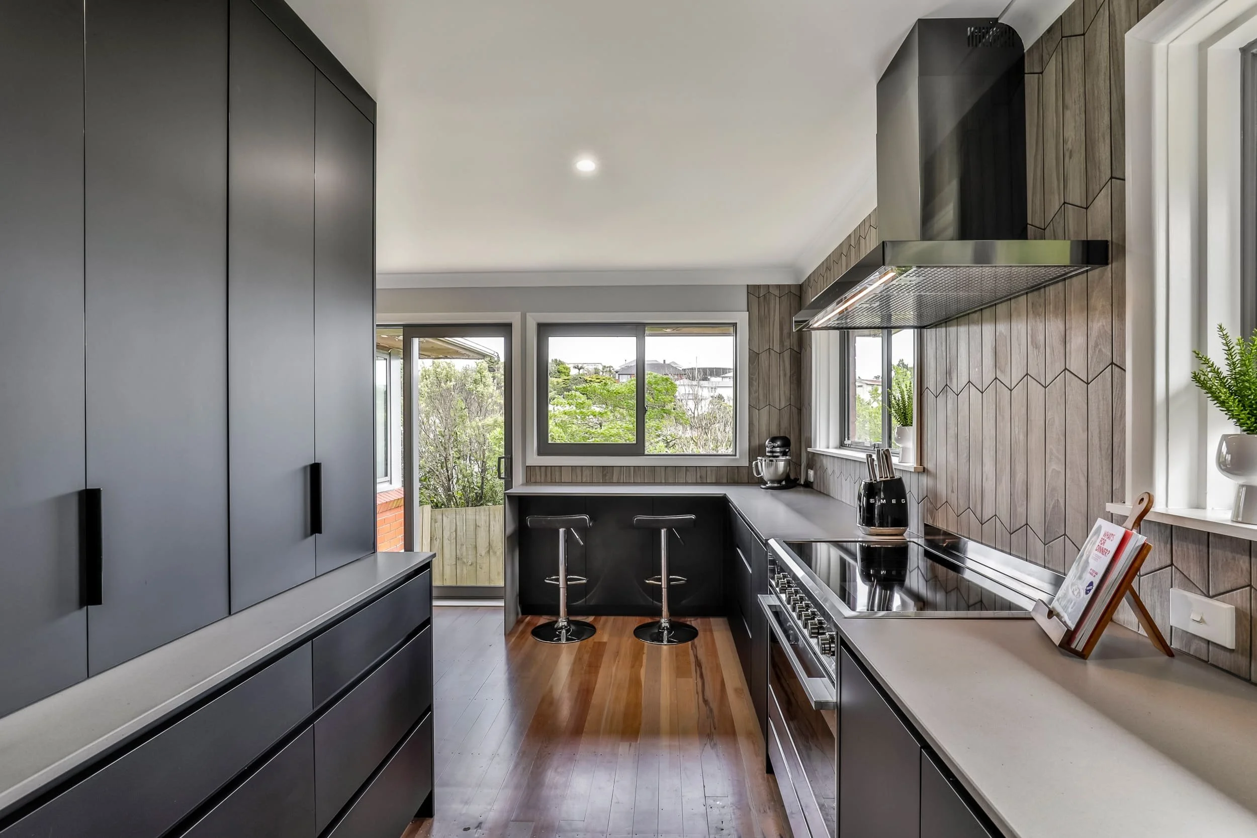 Modern monochromatic-kitchen6.jpg