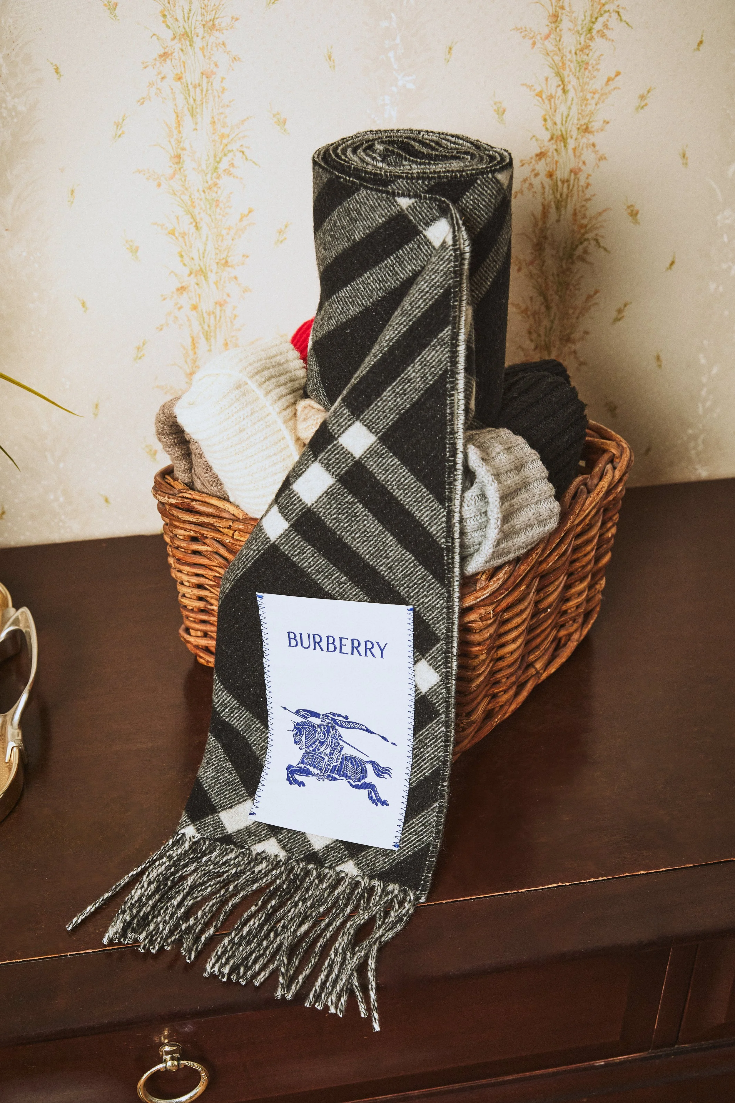 5flannels:BurberryScarf_StillLife_tier0_aw25.jpg