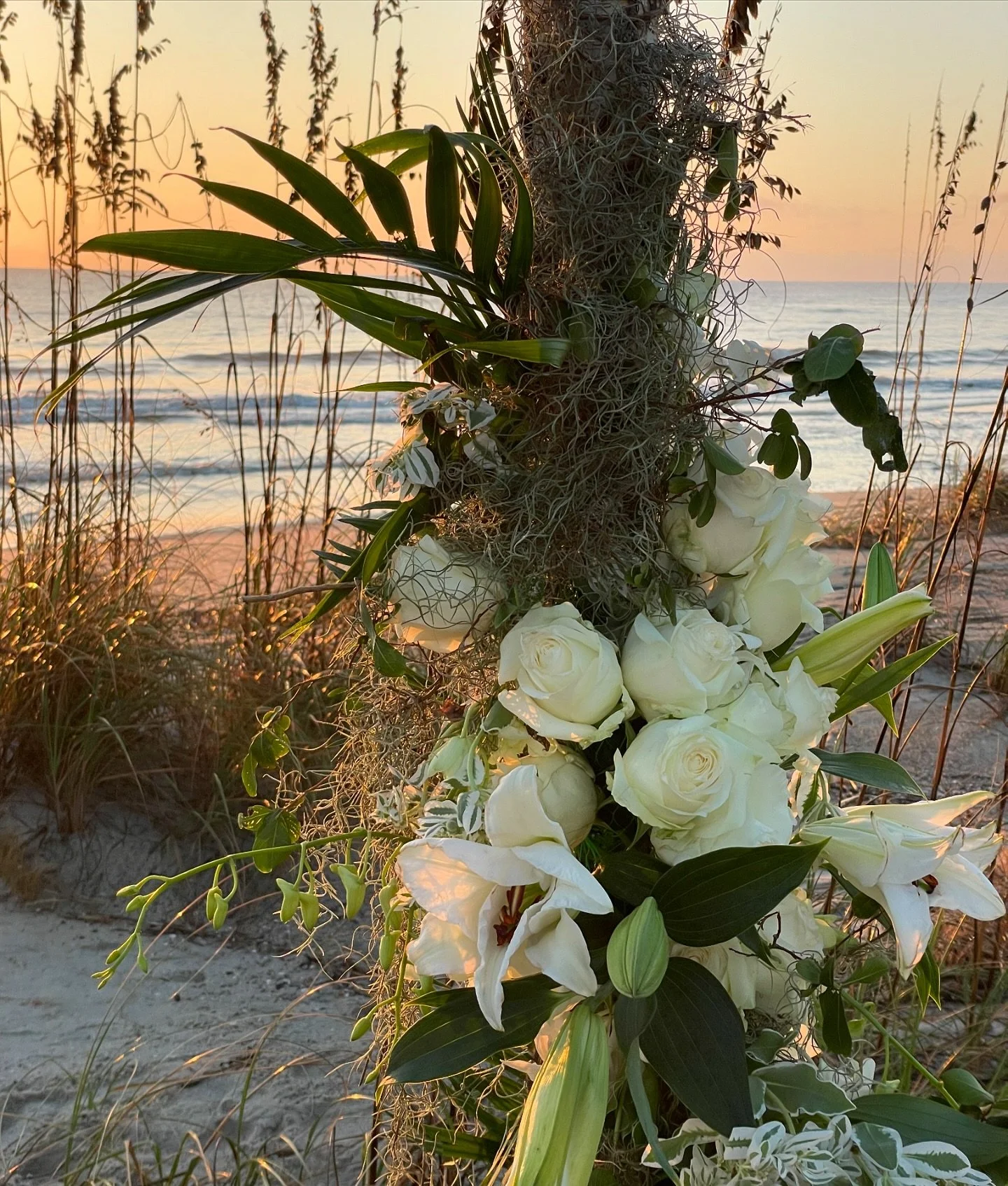 A few more shots of this special floral install for a sunrise ceremony on Tybee (before the tide caught up with us!) 🤍🌾🌊