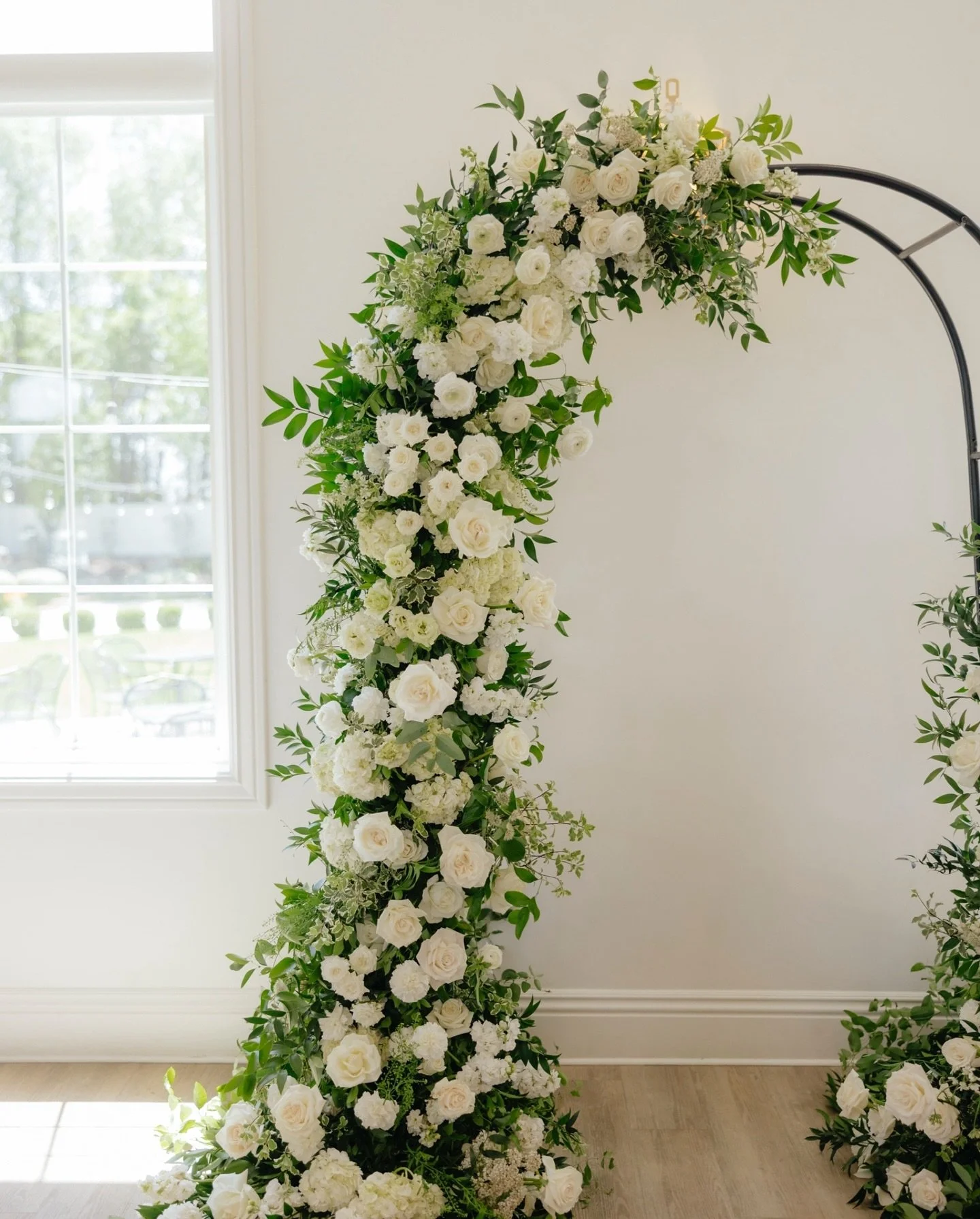 We love a beautiful &amp; classy arch moment! This wedding had so many gorgeous pieces, but the arch might just be our favorite✨ 

Planning your wedding? Thinking about a floral arch? DM us!! We&rsquo;d love to create something stunning for your big 