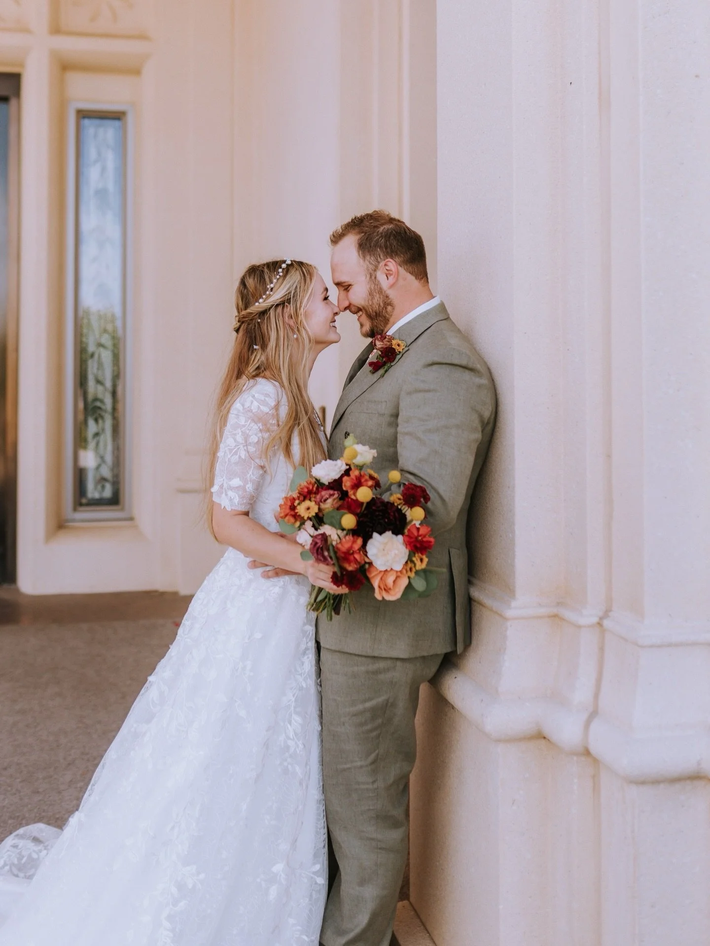 Paige &amp; Tavin😍✨💐

We love when the bouquet &amp; boutonniere match perfectly!! Whether you&rsquo;re having an intimate ceremony or a big party, we&rsquo;re your florists! We can do it all👏

Photographer: @afalavaphoto 

&bull;
&bull;
&bull;

#