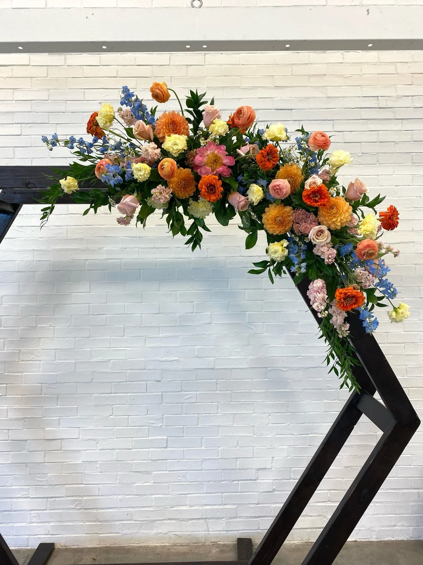 Isabelle &amp; Ethan&rsquo;s beautiful floral arch from their wedding day💗💐

Planning a spring wedding? Time is running out! Book with us &amp; receive a free consultation👏

Photographer: @nat4square 
Venue: @theazalea.venue 

&bull;
&bull;
&bull;