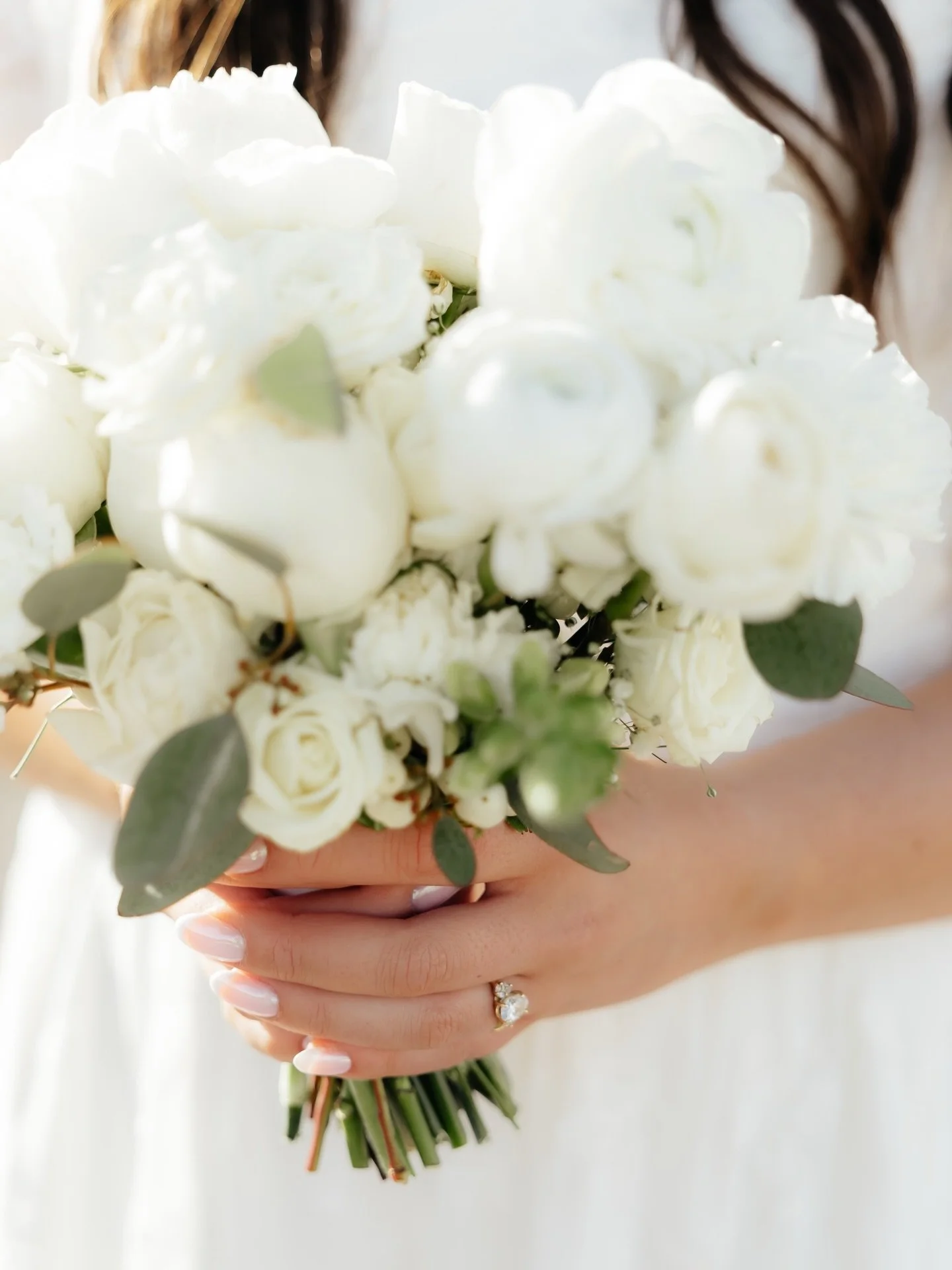 There&rsquo;s magic in an all-white bouquet🤍🦢

Book us for timeless bouquets &amp; floral arrangements. DM us💌

Photographer: @madisynphotoco 

&bull;
&bull;
&bull;

#weddingflorals #utahwedding #whitebouquet #engagedutah #utahflorist