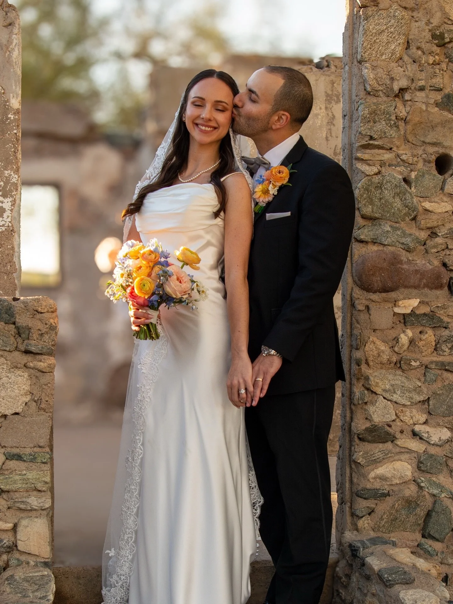 Elle &amp; Nico✨

A perfectly paired bridal bouquet &amp; boutonniere💐

Venue: @regencygarden 
Dress: @ballbellaofficial 

Let us make your floral dreams come true! DM us to sign up for a free consultation💖

&bull;
&bull;
&bull;

#weddıngflowers #u