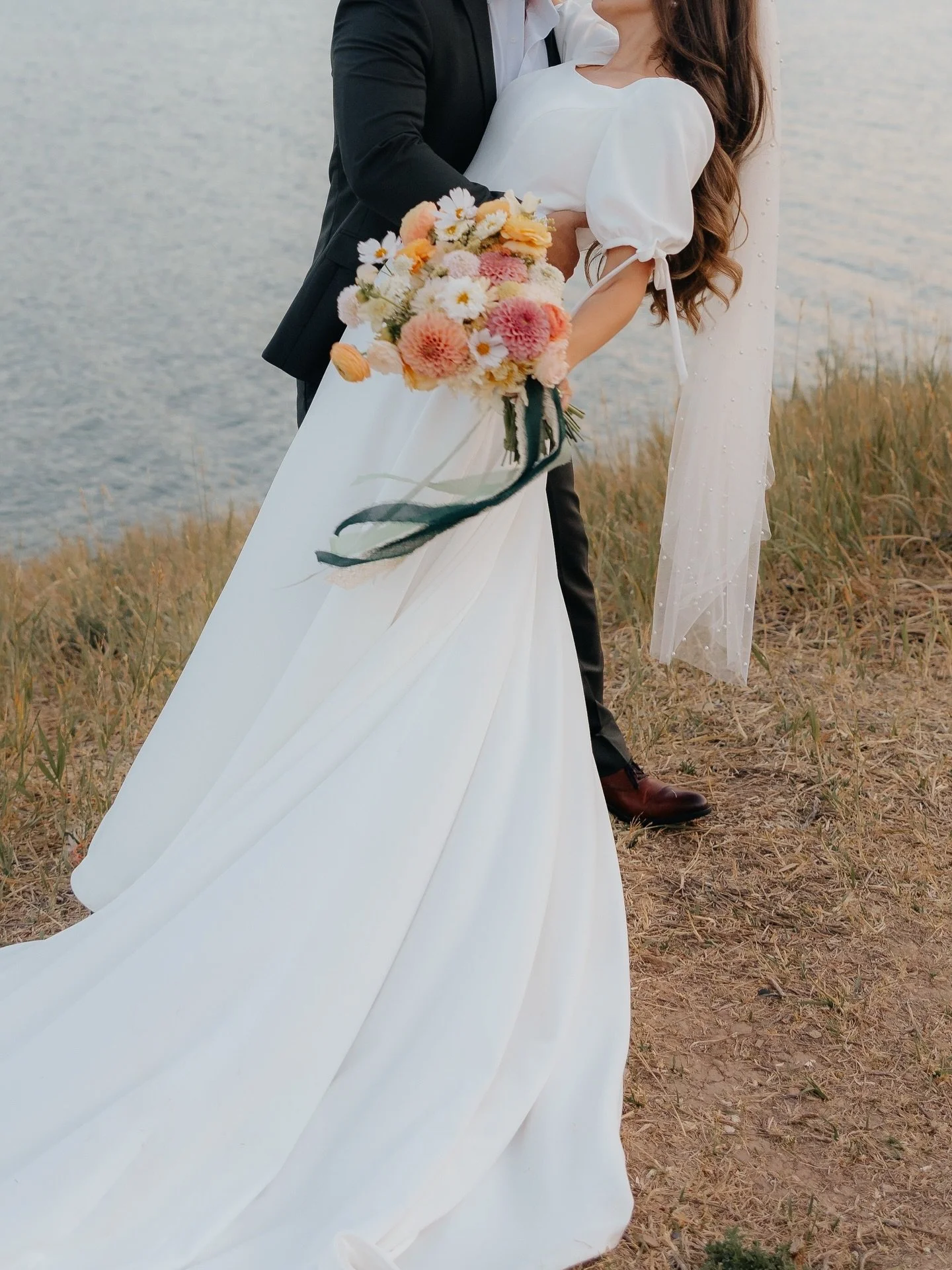 We love this dreamy pic of Kylie &amp; Michael and their Rosie Rue bouquet😍💗

Photographer: @jacquelbrynnphoto 
Dress: @pritchettbridal 

Just needing a bouquet? We can totally help you out. DM us or sign up for a free consultation&mdash;link in bi