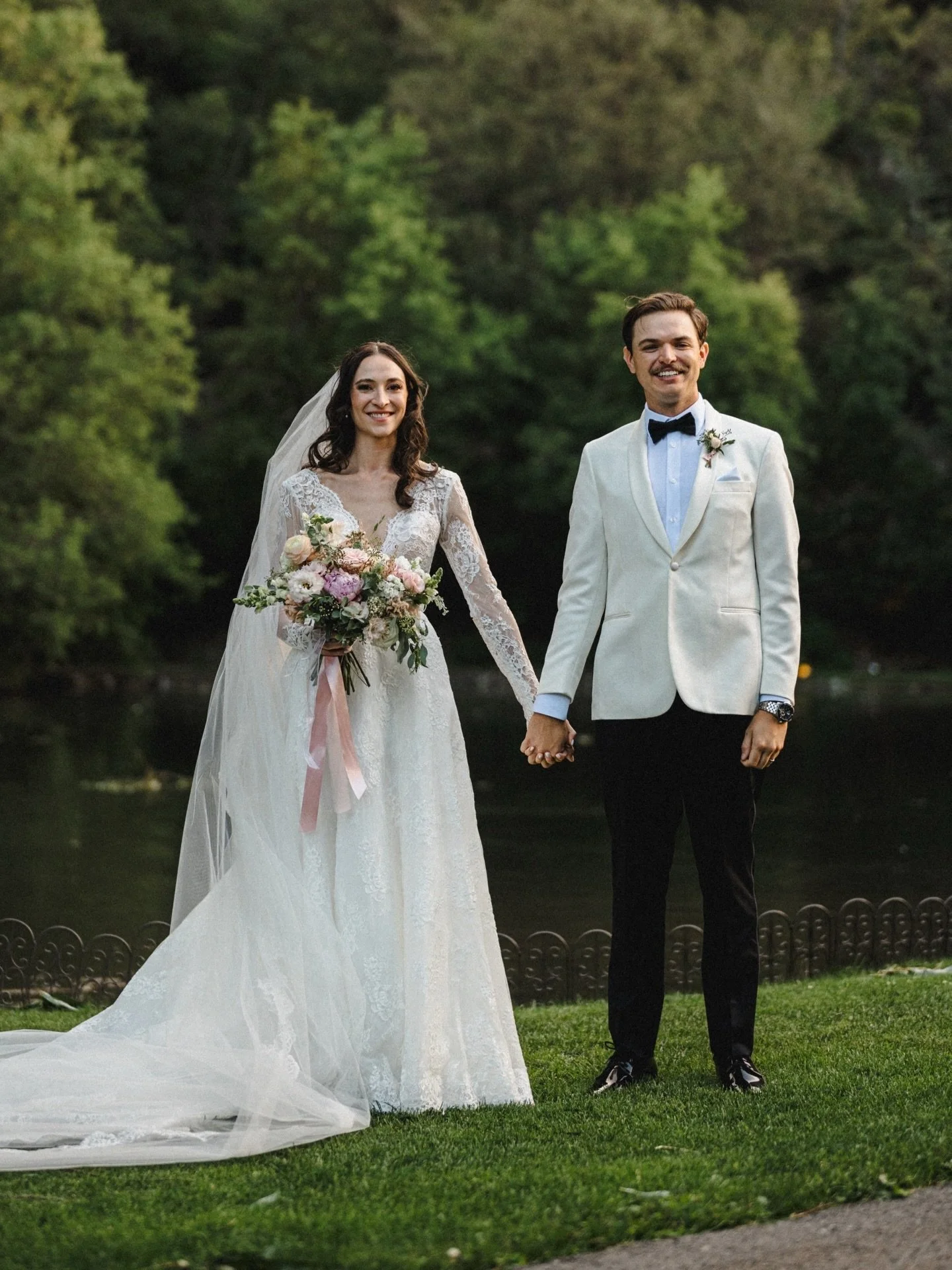Samantha &amp; Charles💌

Photographer: @austendiamondweddings 
Venue: @loghaven 
Dress: @kleinfeldbridal 

Book us for your 2026 wedding!! We would love to do your florals💖 DM us to sign up for a free consultation✨

&bull;
&bull;
&bull;

#utahweddi