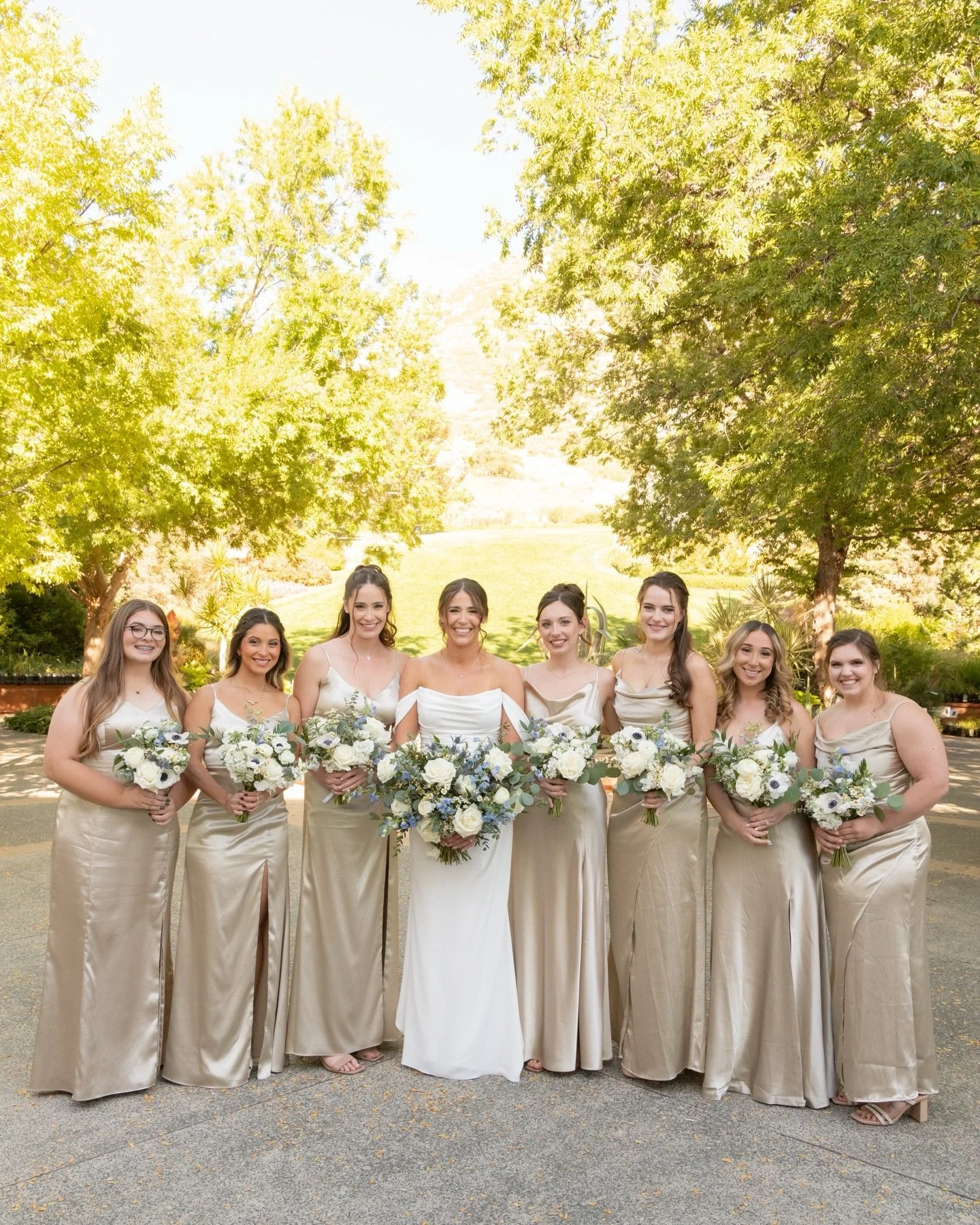 We love these florals from Corey &amp; Jacob&rsquo;s wedding day!!✨

Photographer: @heartsandhorizons.media 
Dress: @theperfectdressbridal 

Still need a florist for your big day? DM us to sign up for a free consultation!💗

&bull;
&bull;
&bull;

#we